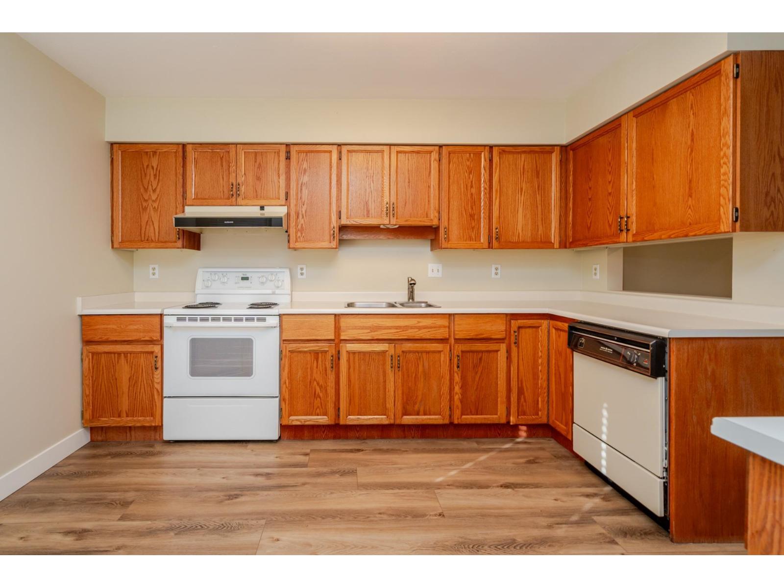 15 5365 205 Street Property Photo 17