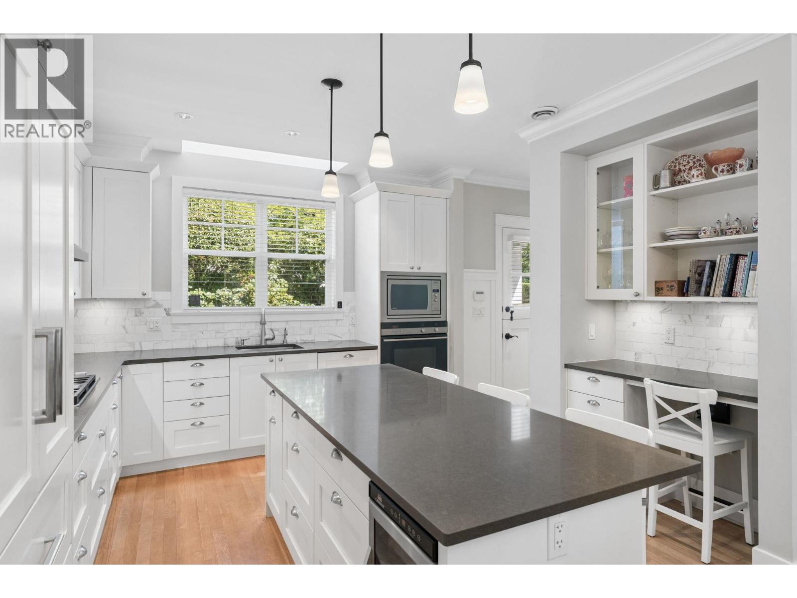 2071 Esquimalt Avenue Property Photo 1