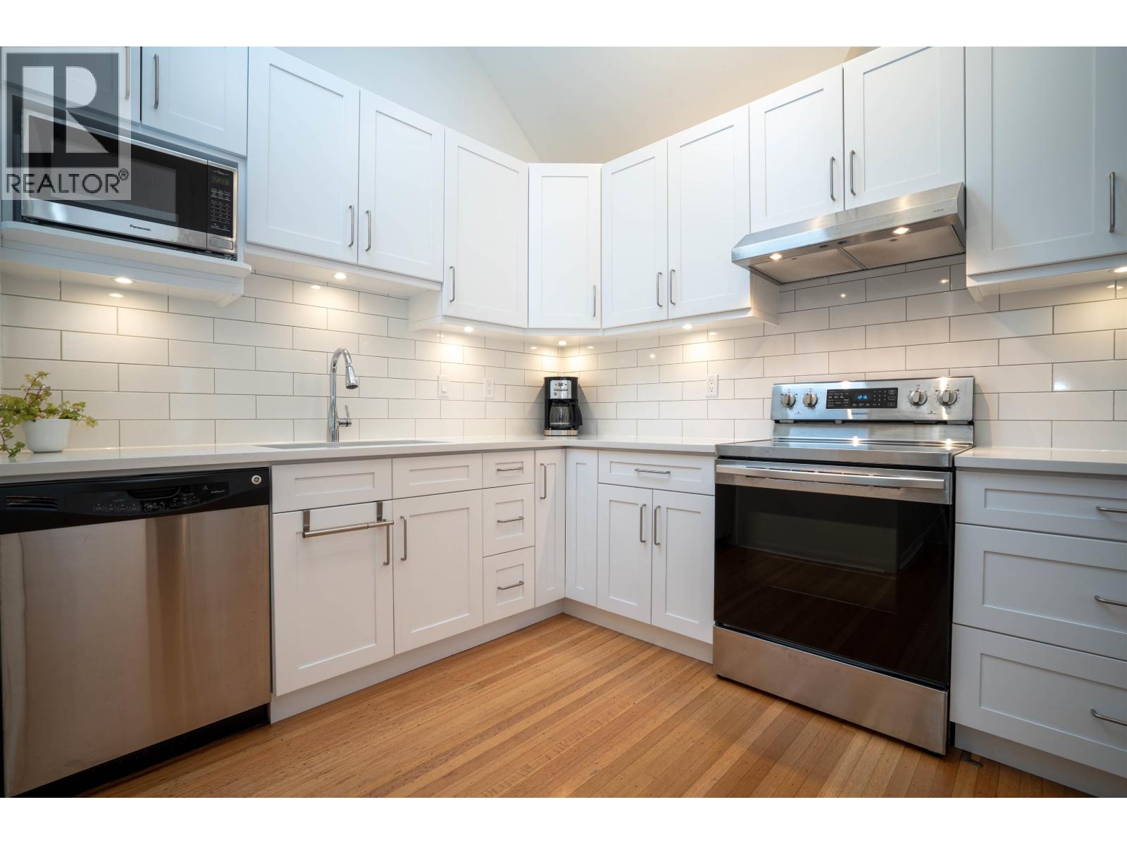 1346 Laburnum Street Property Photo 6