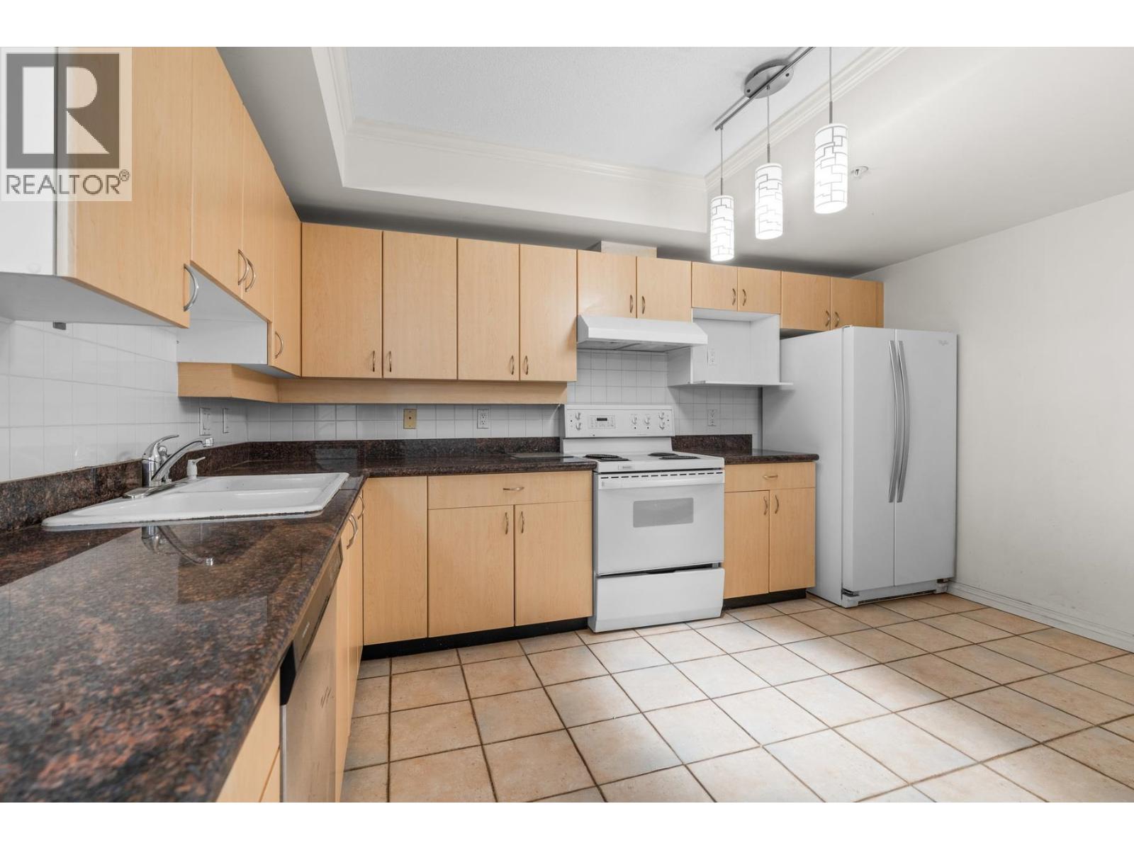 1605 6611 Cooney Road Property Photo 3