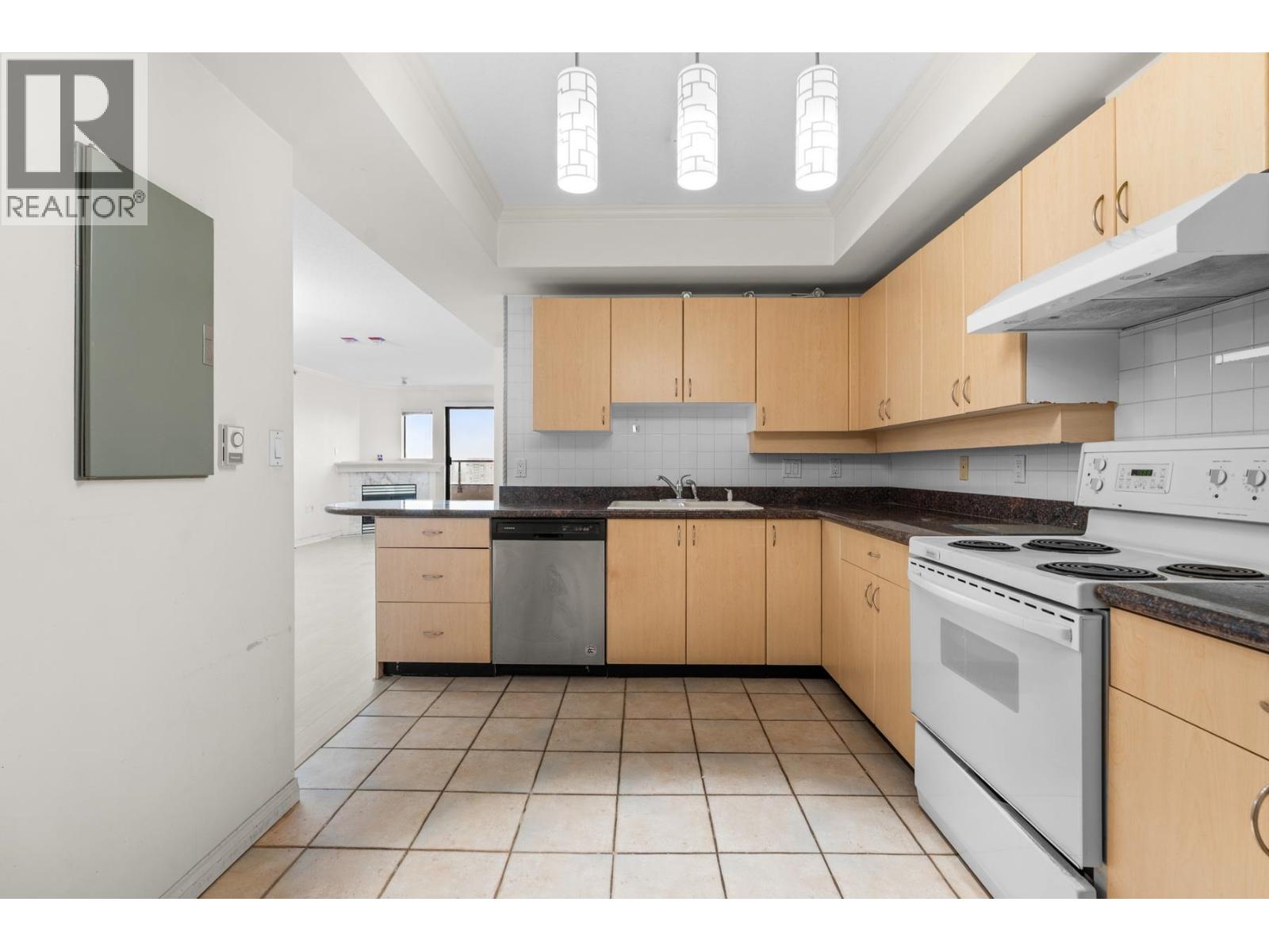 1605 6611 Cooney Road Property Photo 4