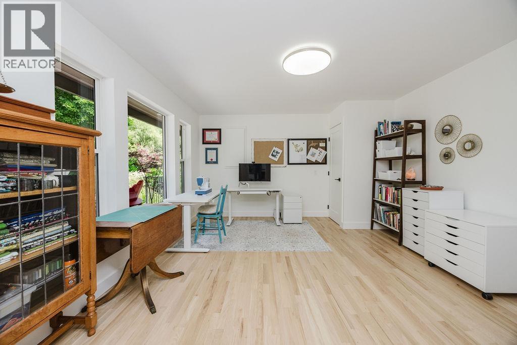 6889 Island View Road Property Photo 7