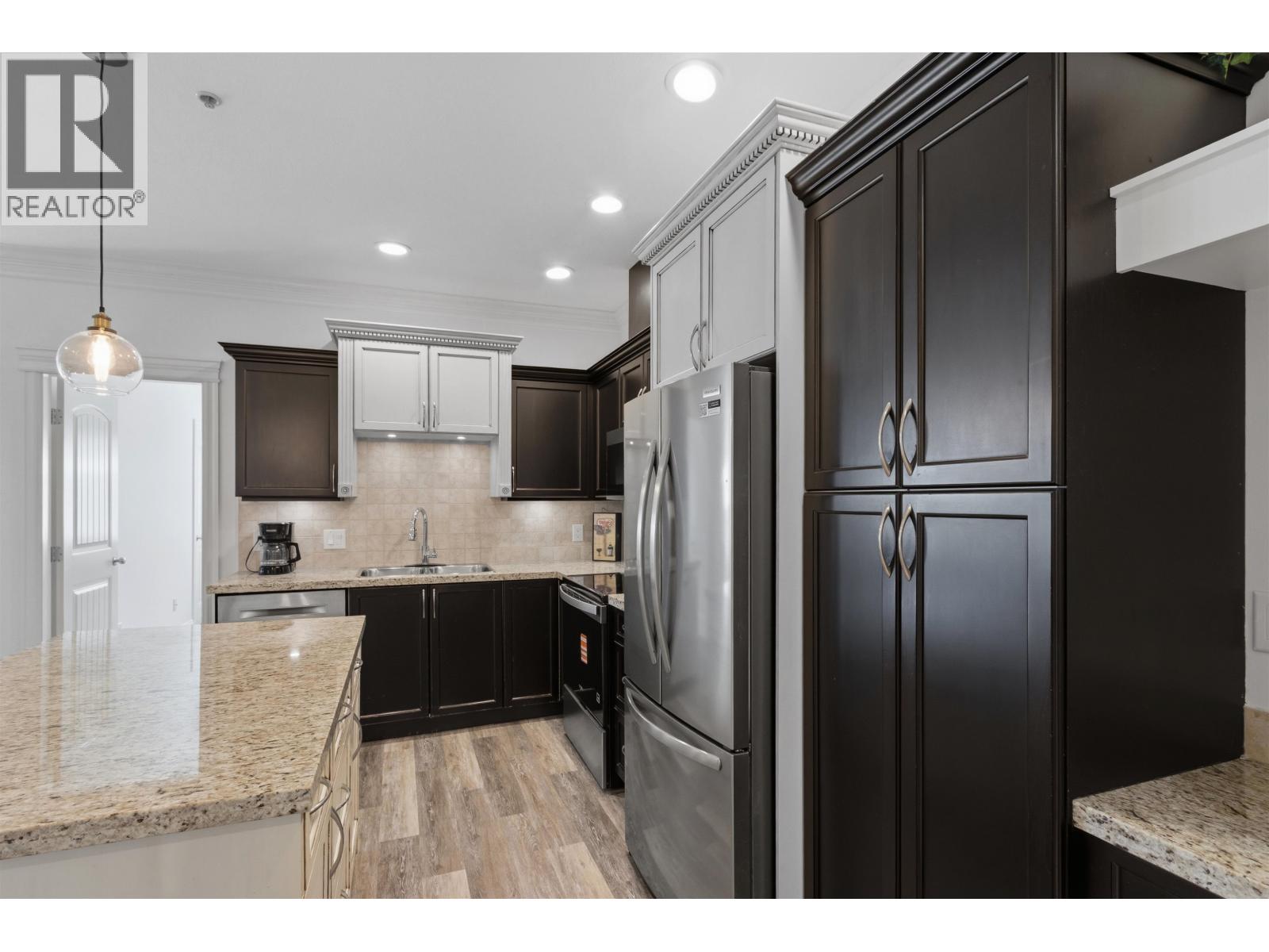 411 22150 Dewdney Trunk Road Property Photo 8