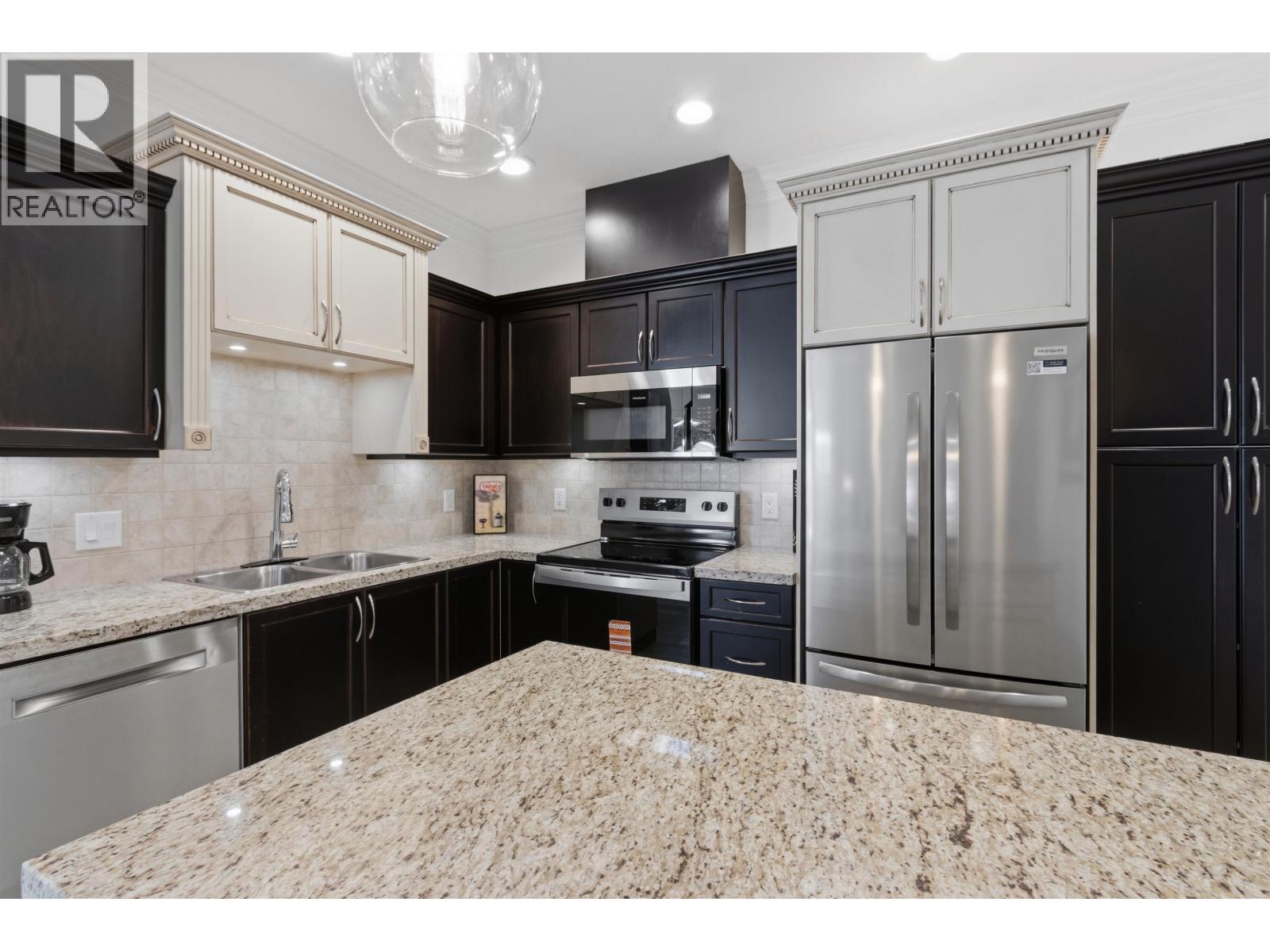 411 22150 Dewdney Trunk Road Property Photo 10