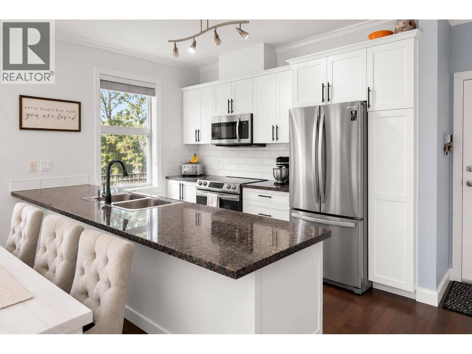 303 1375 VIEW CRESCENT