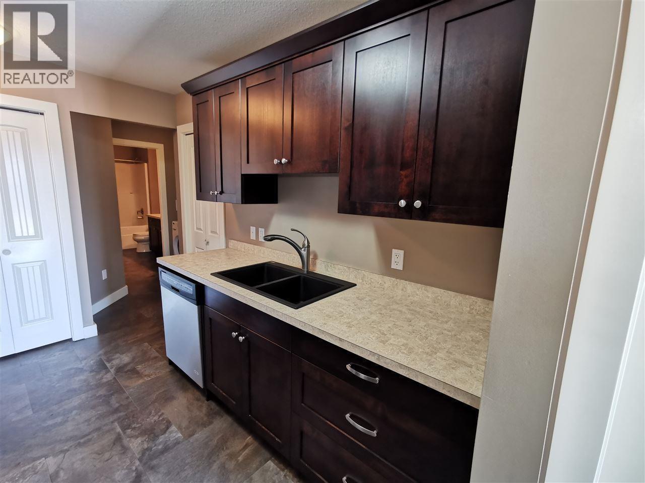 4 10223 98 Avenue Property Photo 5