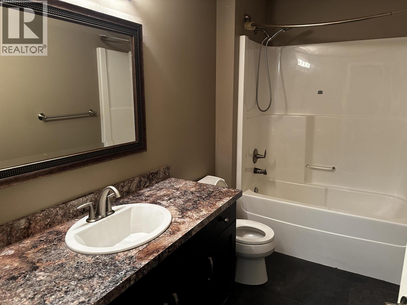 4 10223 98 Avenue Property Photo 7