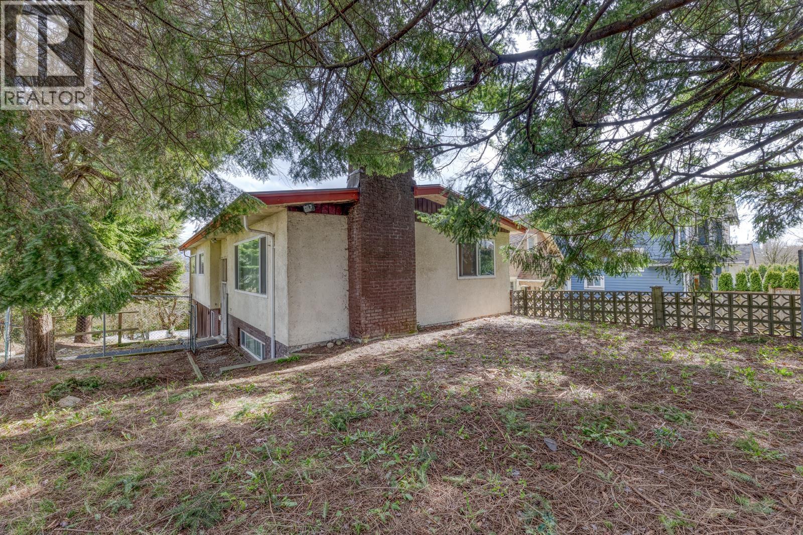3302 E 5th Avenue Property Photo 2