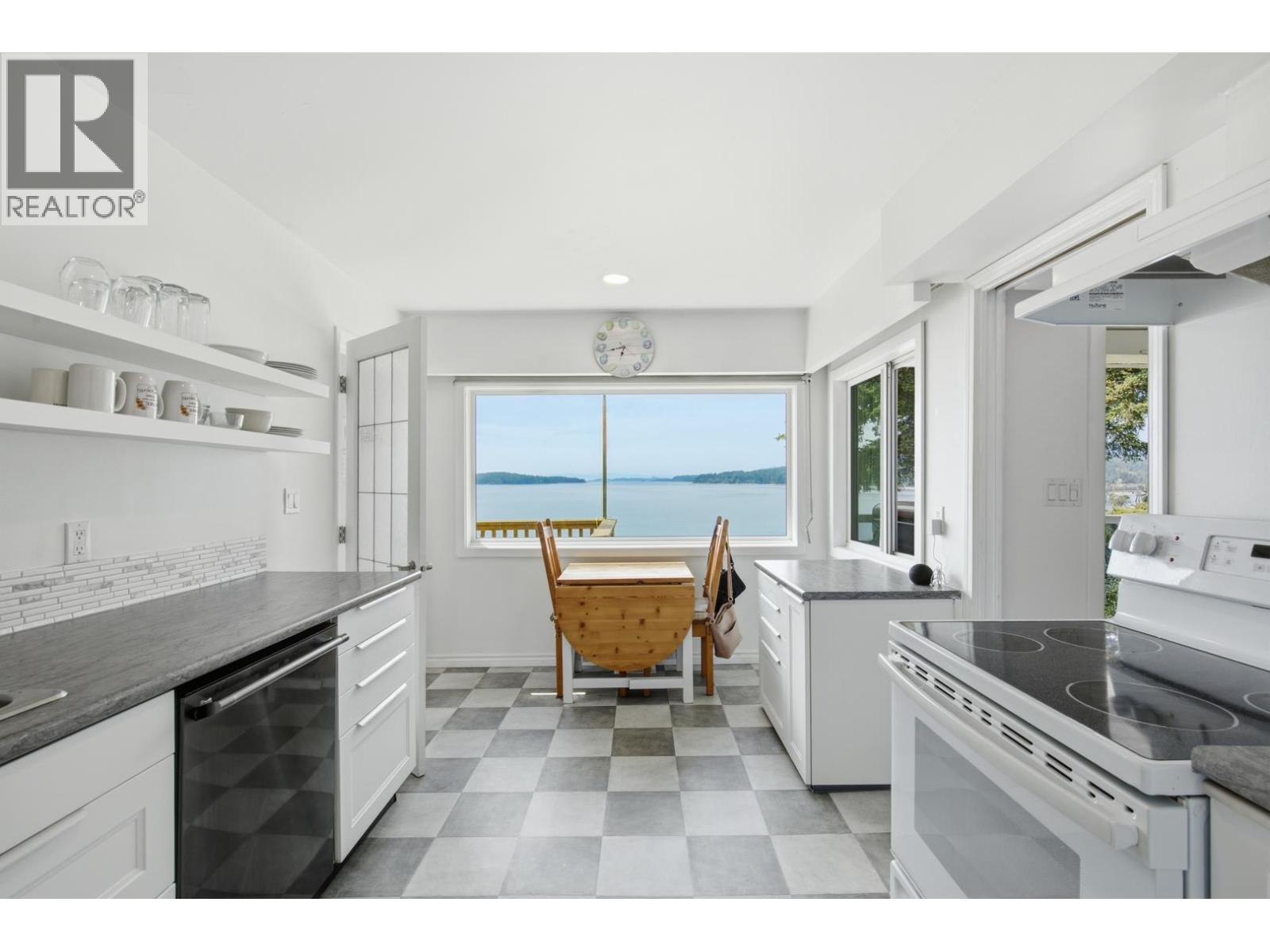 5223 Sunshine Coast Highway Property Photo 10