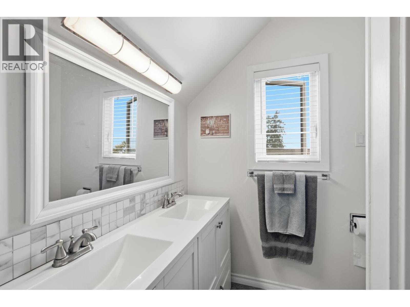 5223 Sunshine Coast Highway Property Photo 19