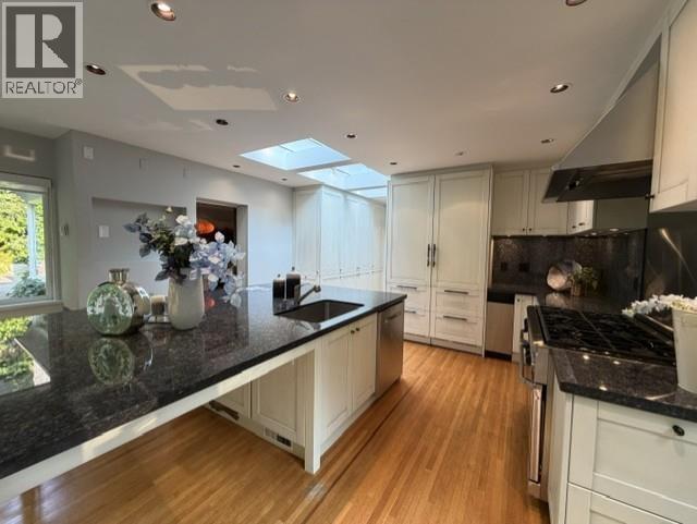 4468 Stone Crescent Property Photo 6