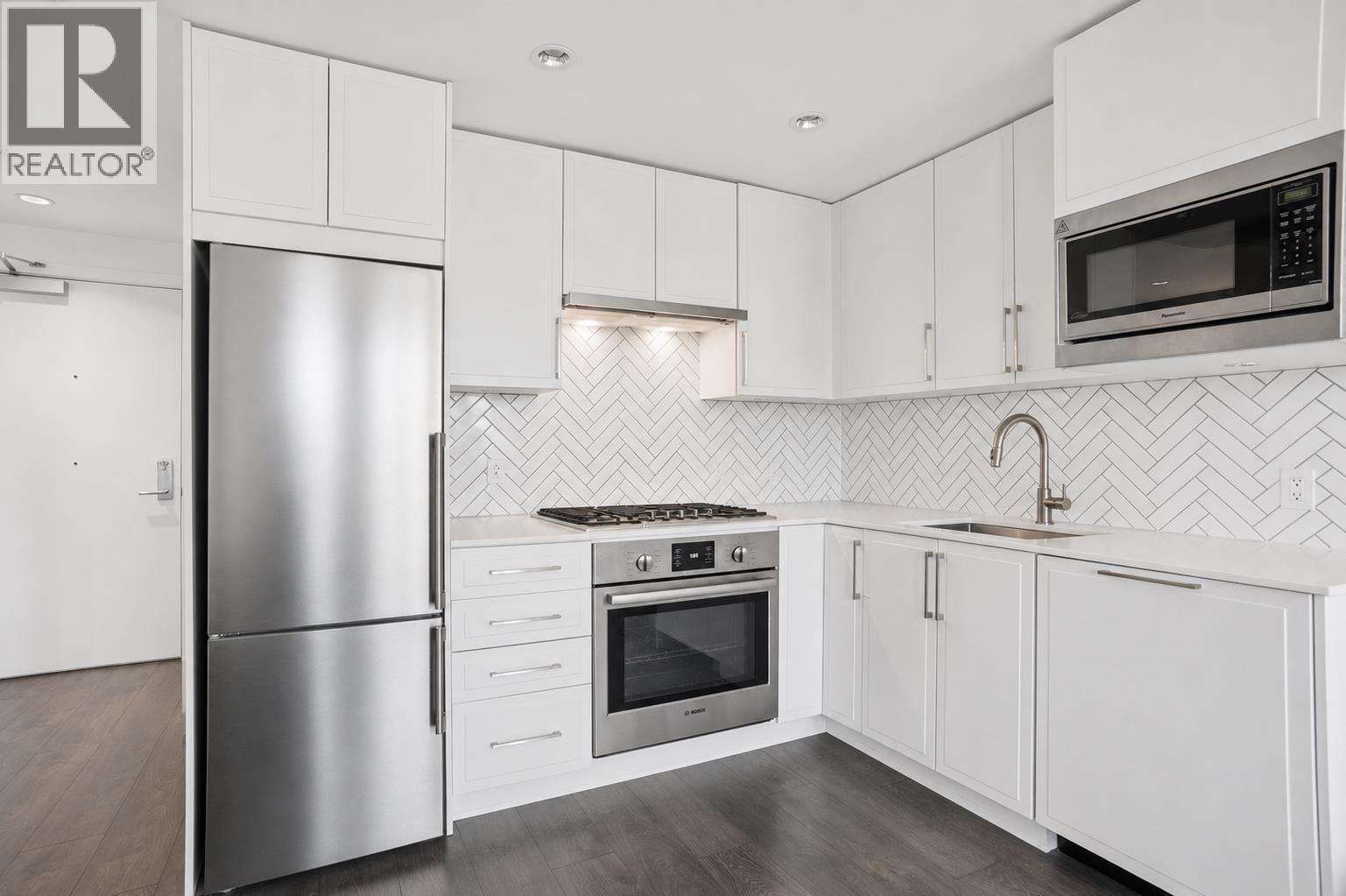 507 2435 Kingsway Property Photo 1