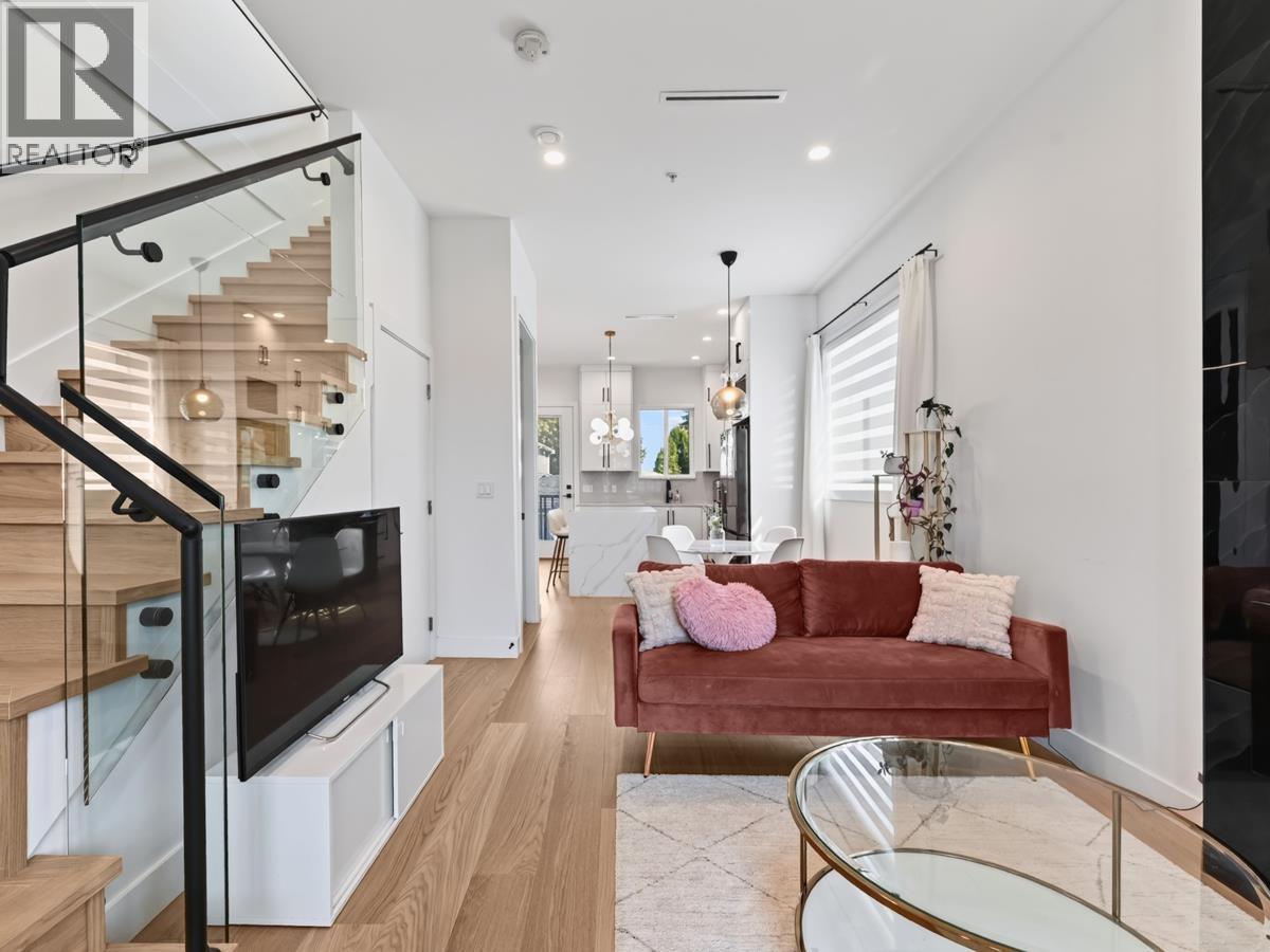 2977 E 42nd Avenue Property Photo 1