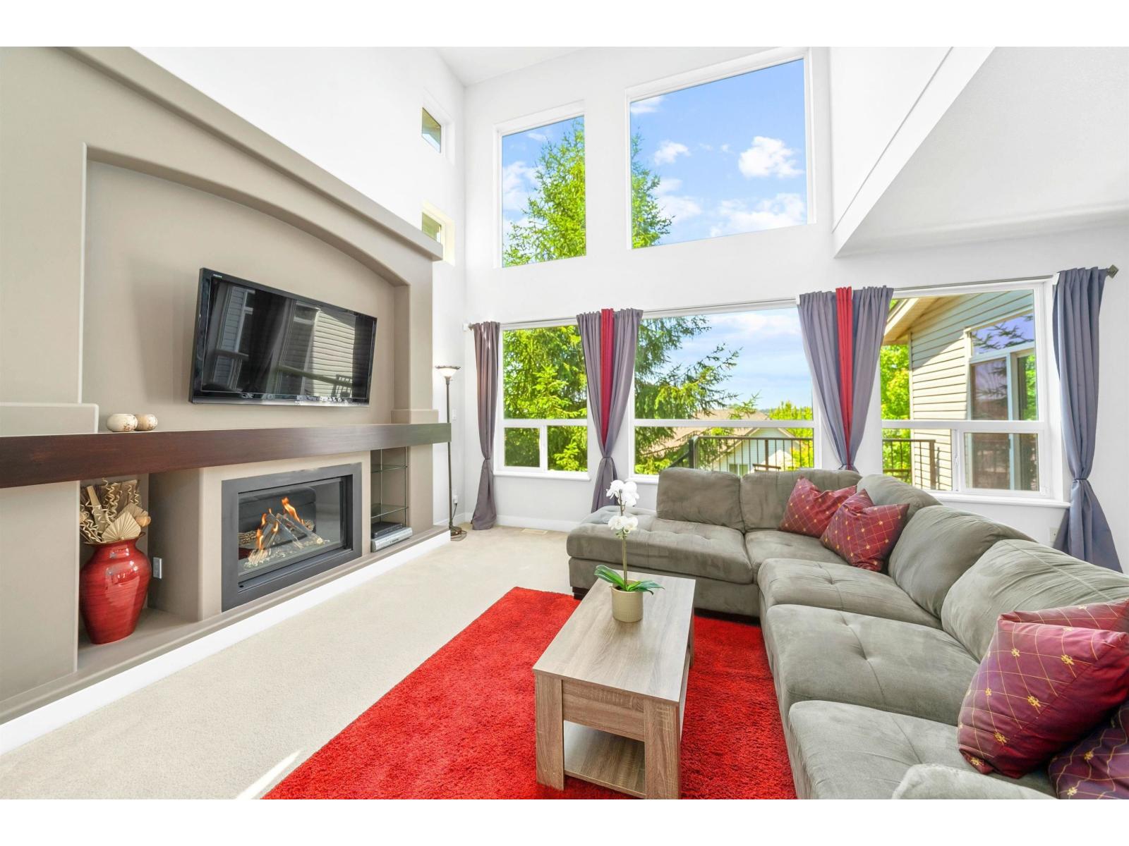 7037 178 Street Property Photo 4