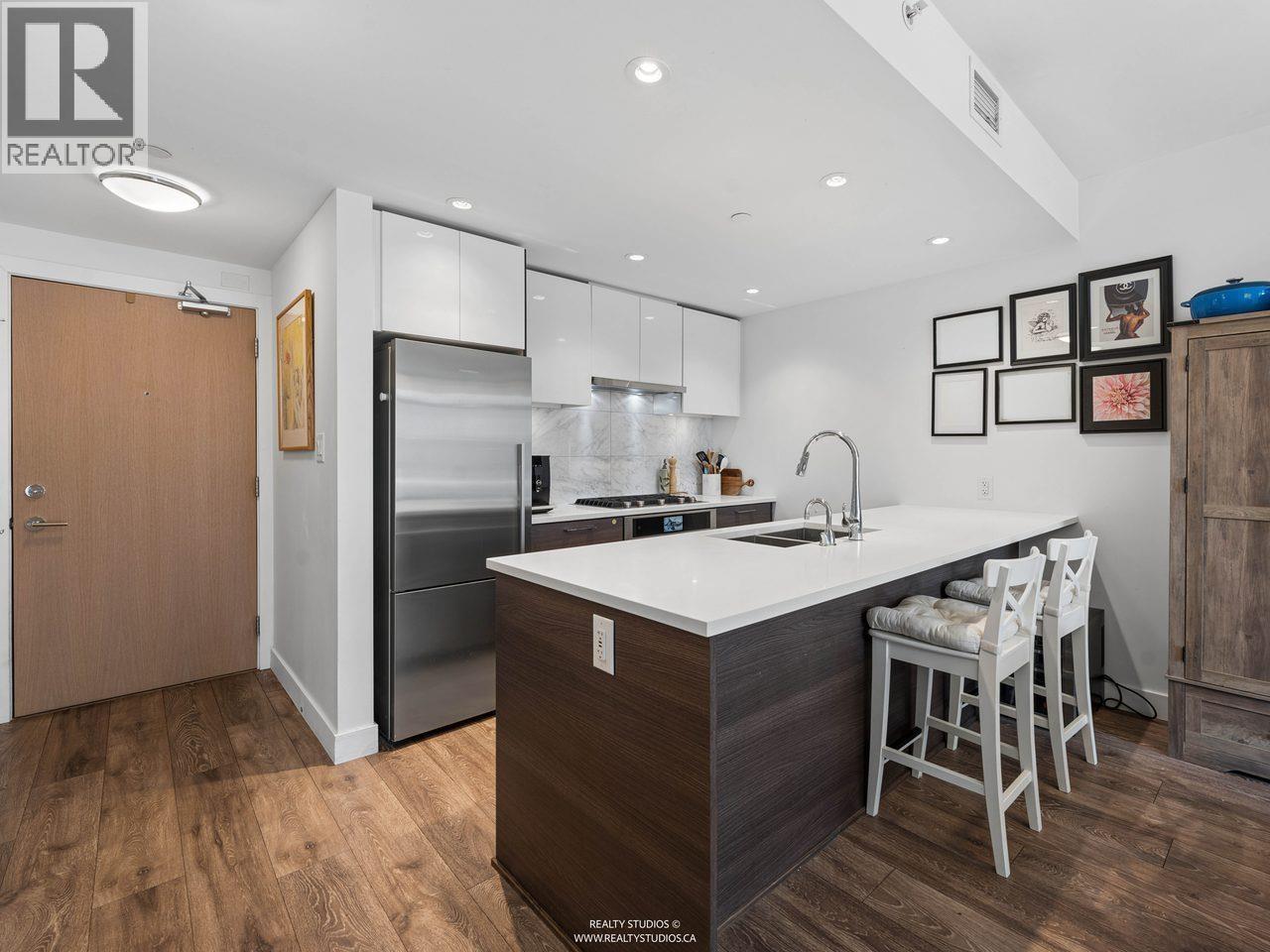 205 8538 River District Crossing Property Photo 3