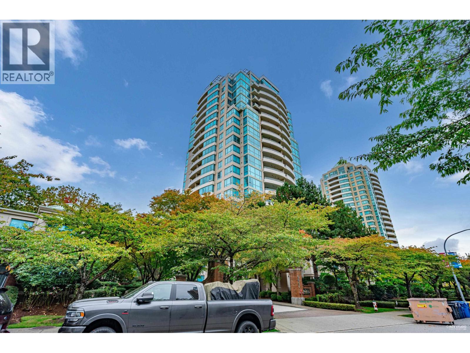 1702 6611 Southoaks Crescent Property Photo 1