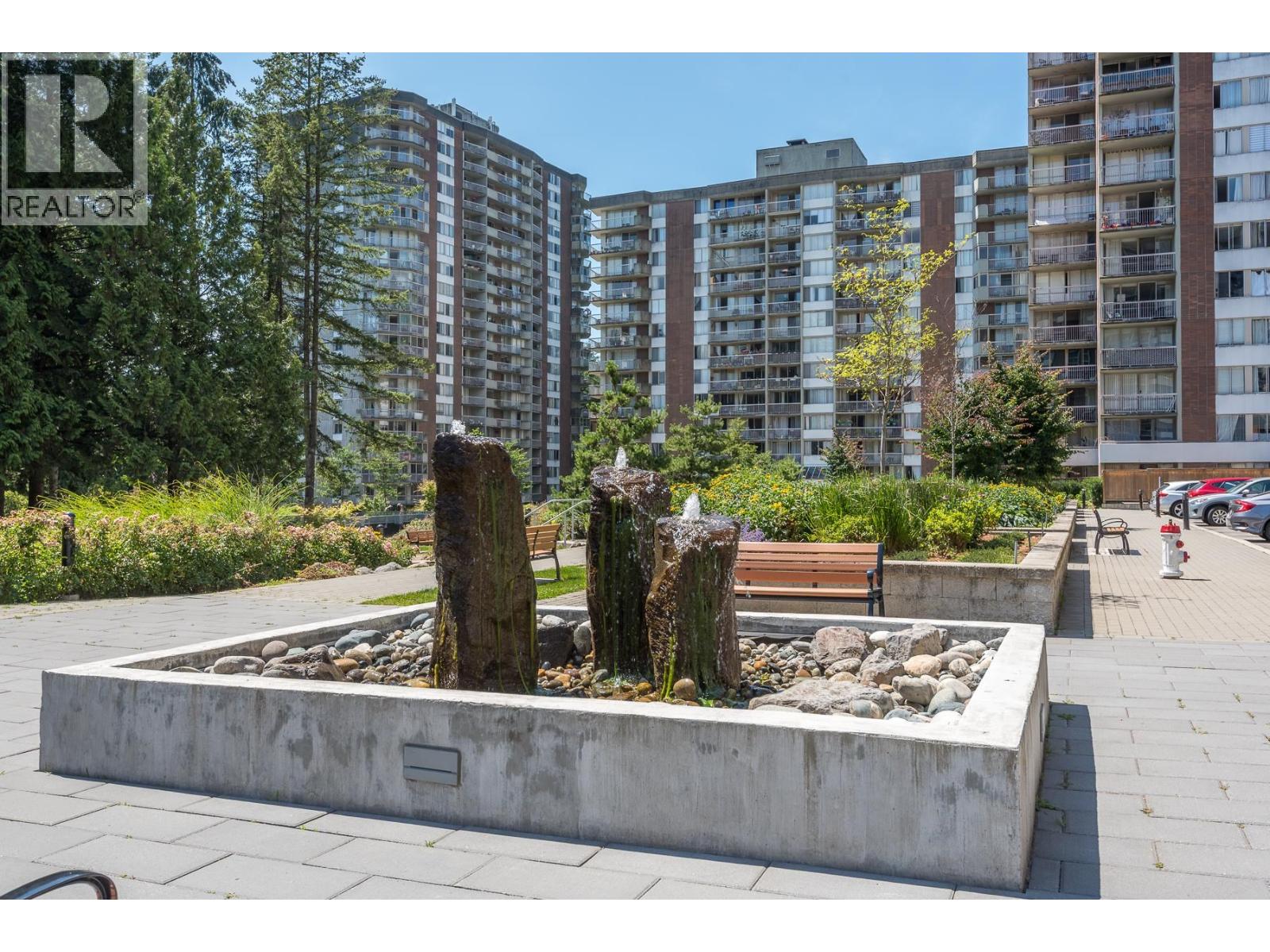 711 2016 Fullerton Avenue Property Photo 4