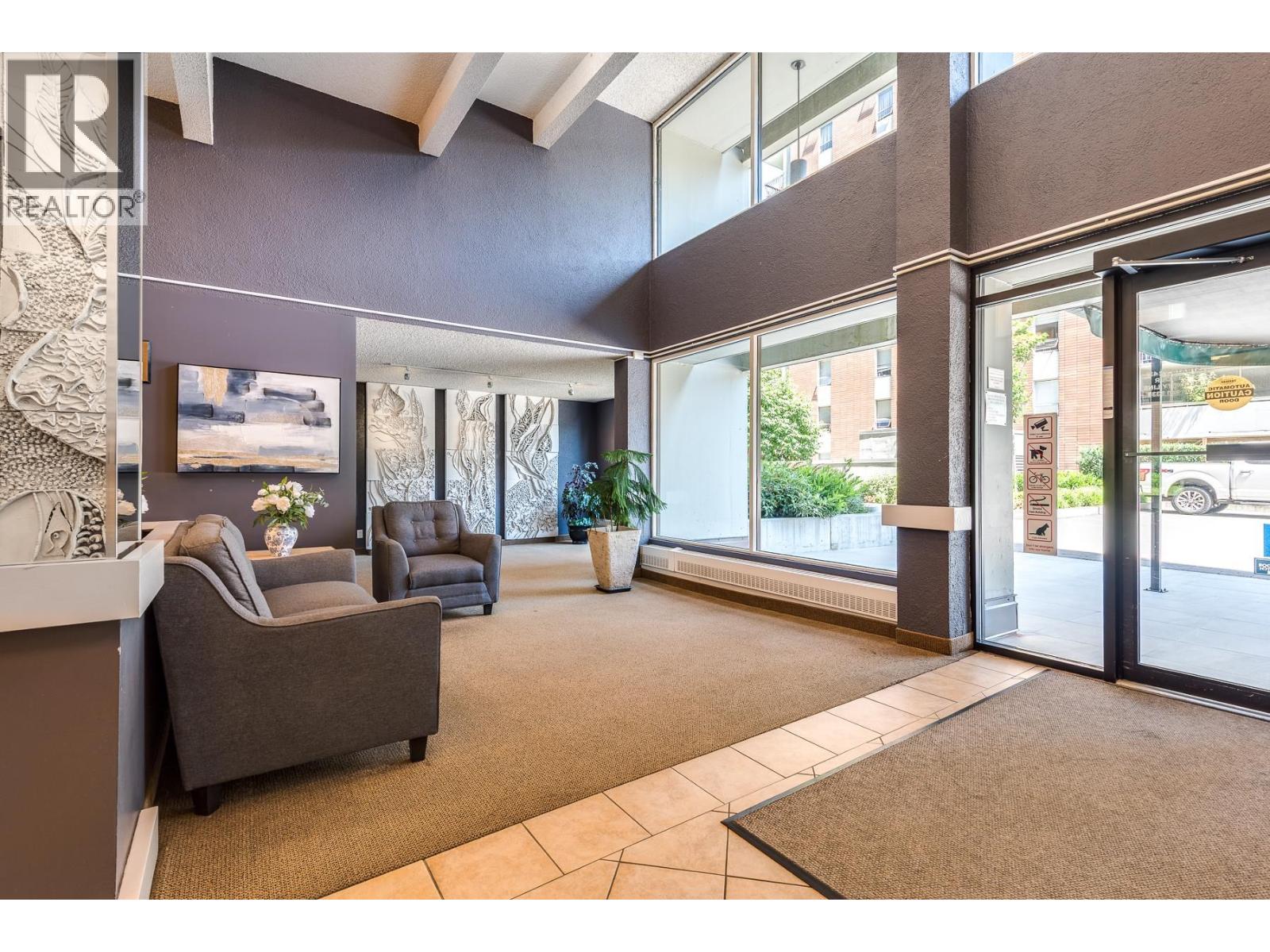 711 2016 Fullerton Avenue Property Photo 5