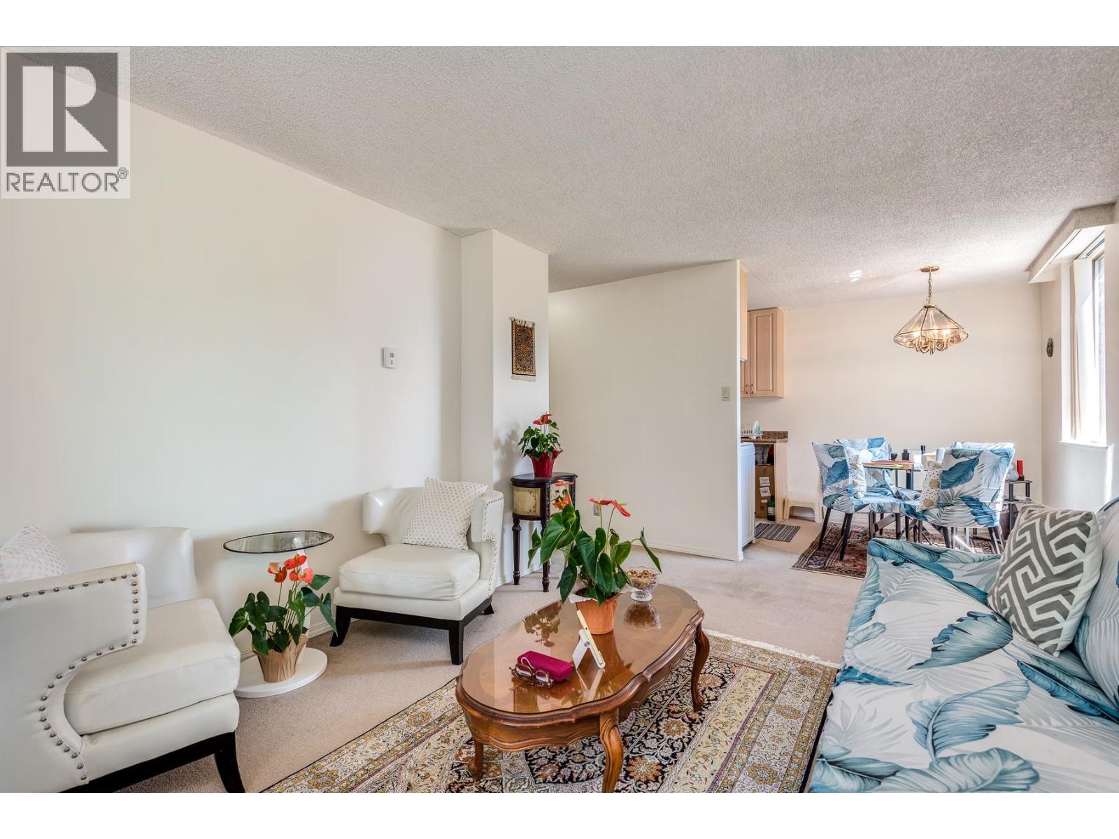 711 2016 Fullerton Avenue Property Photo 10