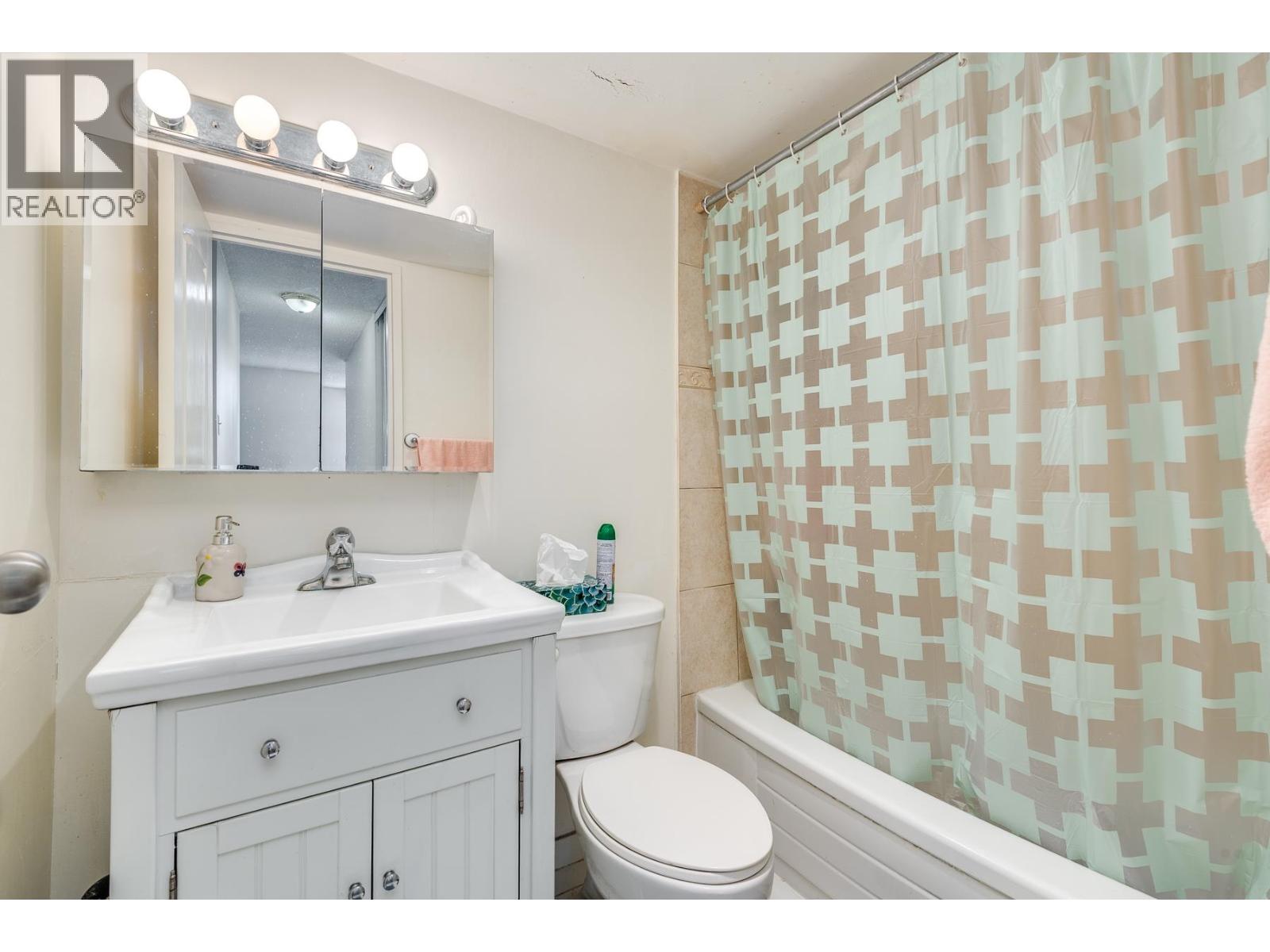 711 2016 Fullerton Avenue Property Photo 22