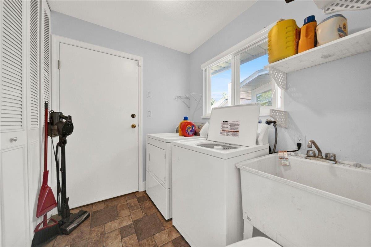 1953 158a Street Property Photo 28