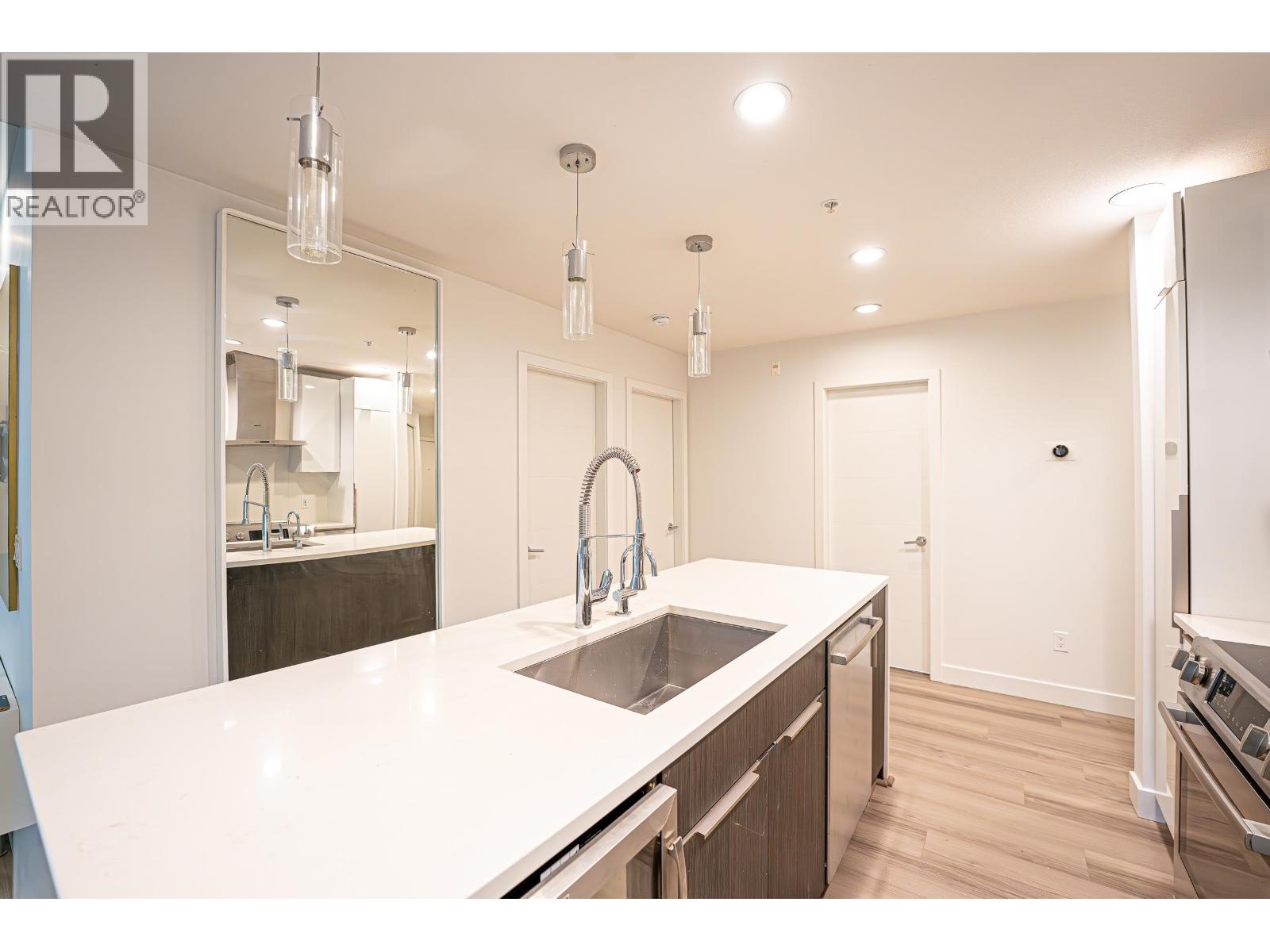 105 733 W 3rd Street Property Photo 7