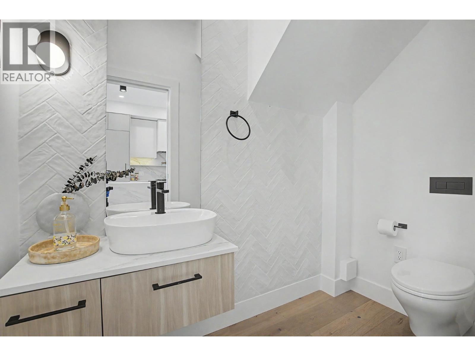 1483 W 52nd Avenue Property Photo 12