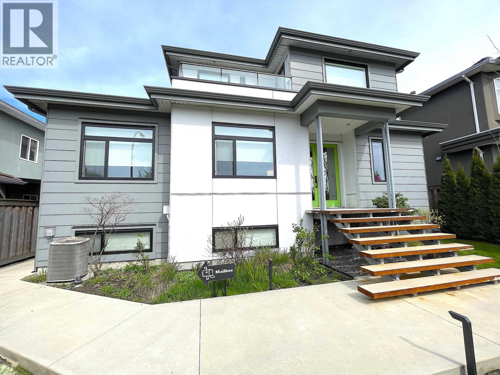 1633 Se Marine Drive Property Photo 1