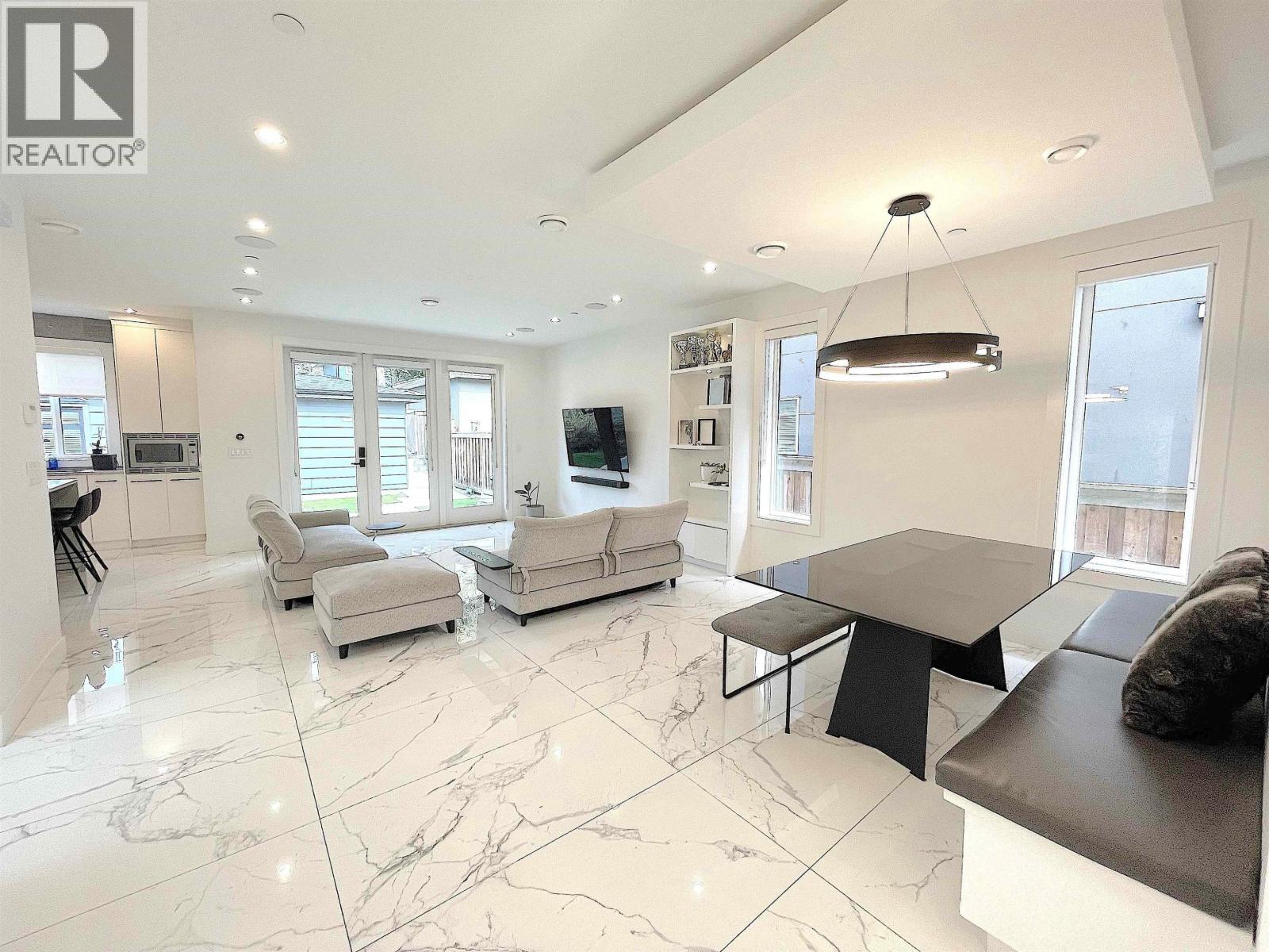 1633 Se Marine Drive Property Photo 3