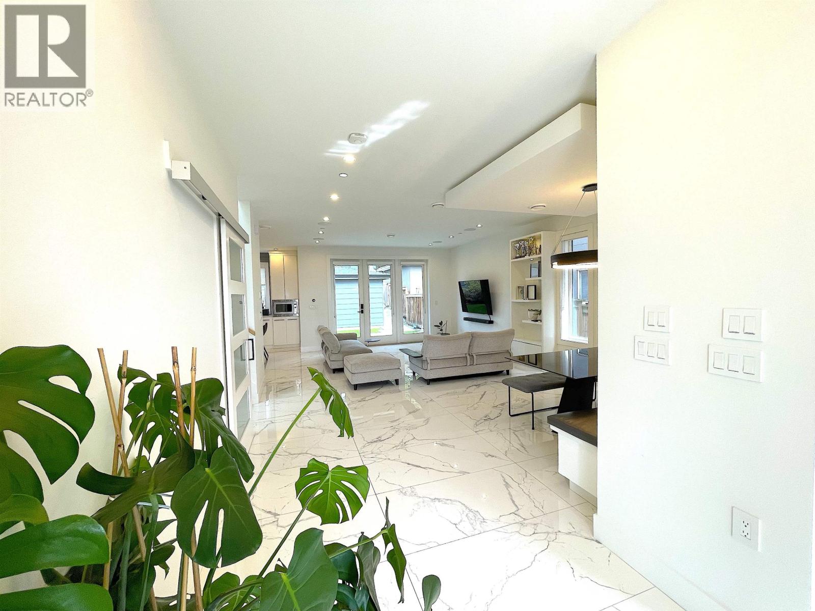 1633 Se Marine Drive Property Photo 6
