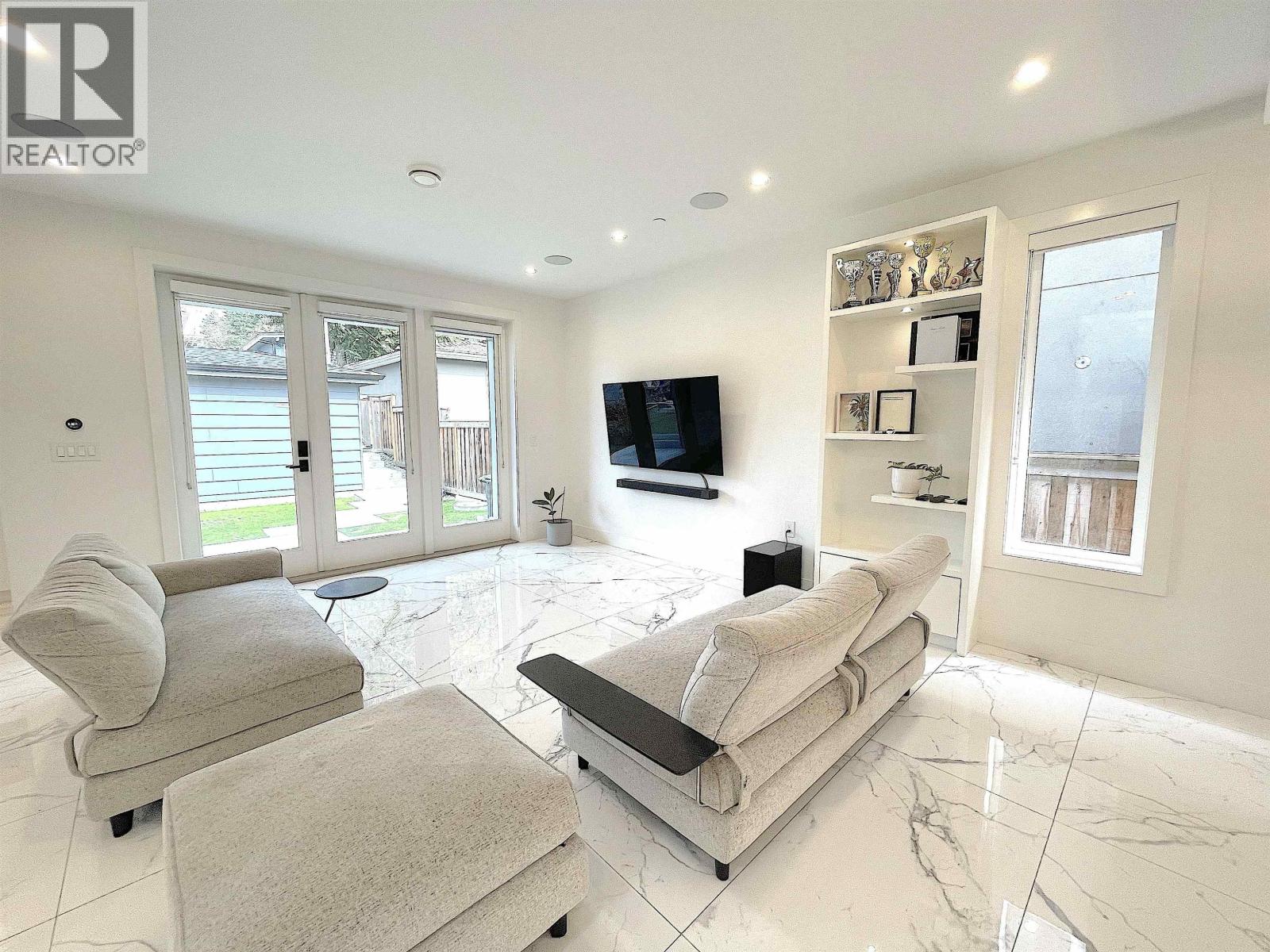 1633 Se Marine Drive Property Photo 9