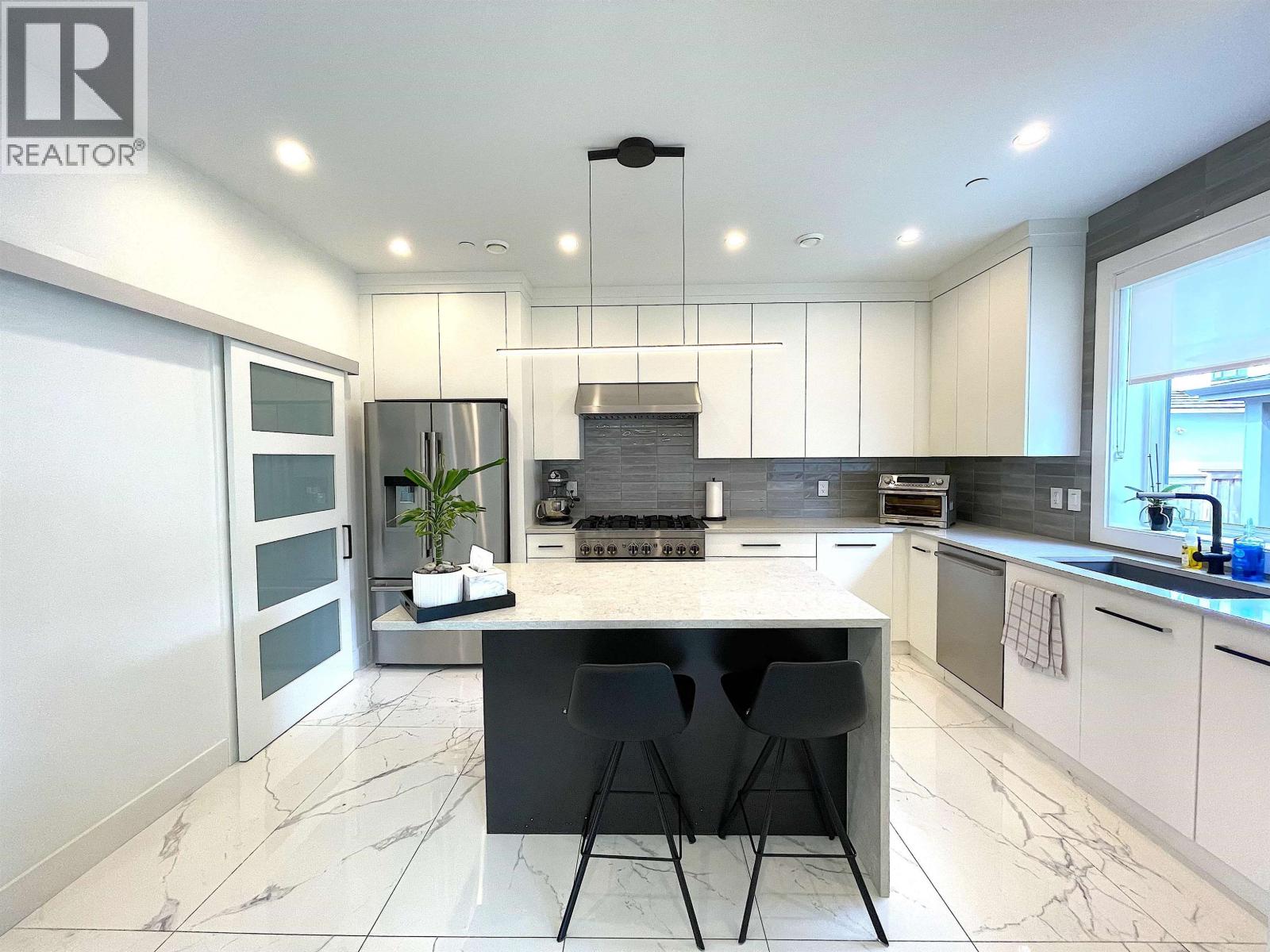 1633 Se Marine Drive Property Photo 11