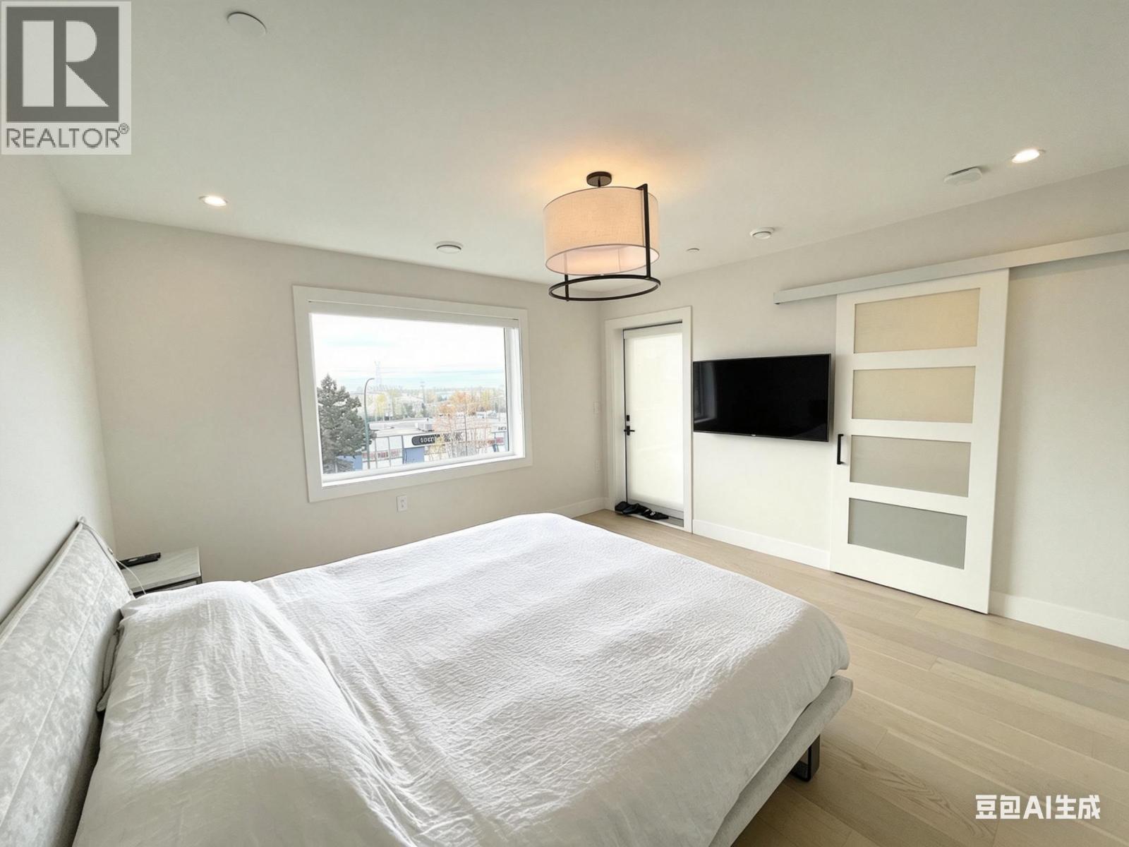 1633 Se Marine Drive Property Photo 14