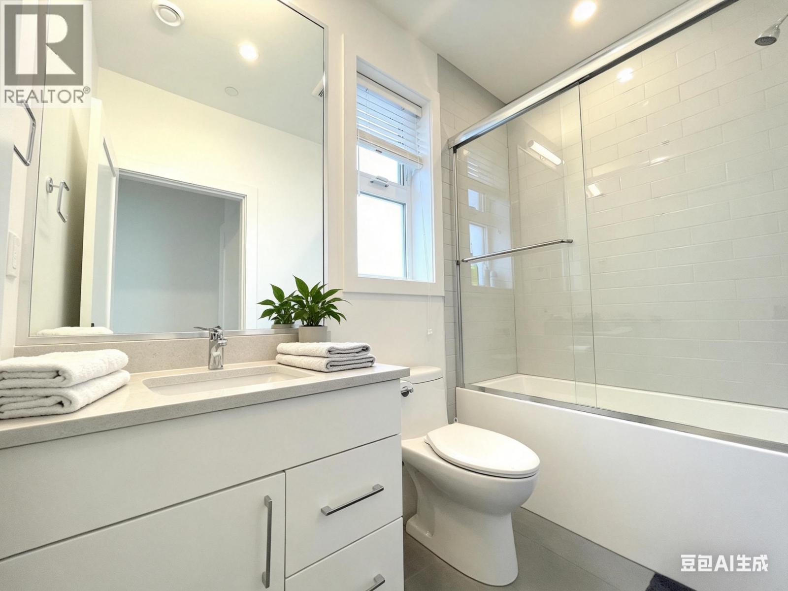 1633 Se Marine Drive Property Photo 15
