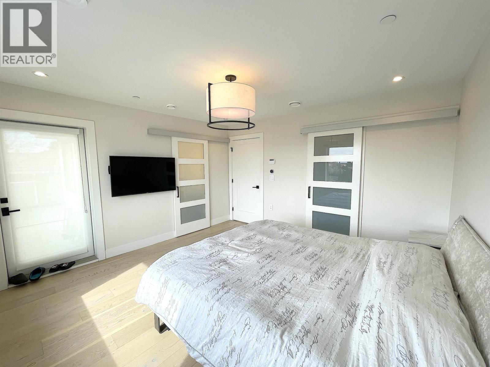 1633 Se Marine Drive Property Photo 17