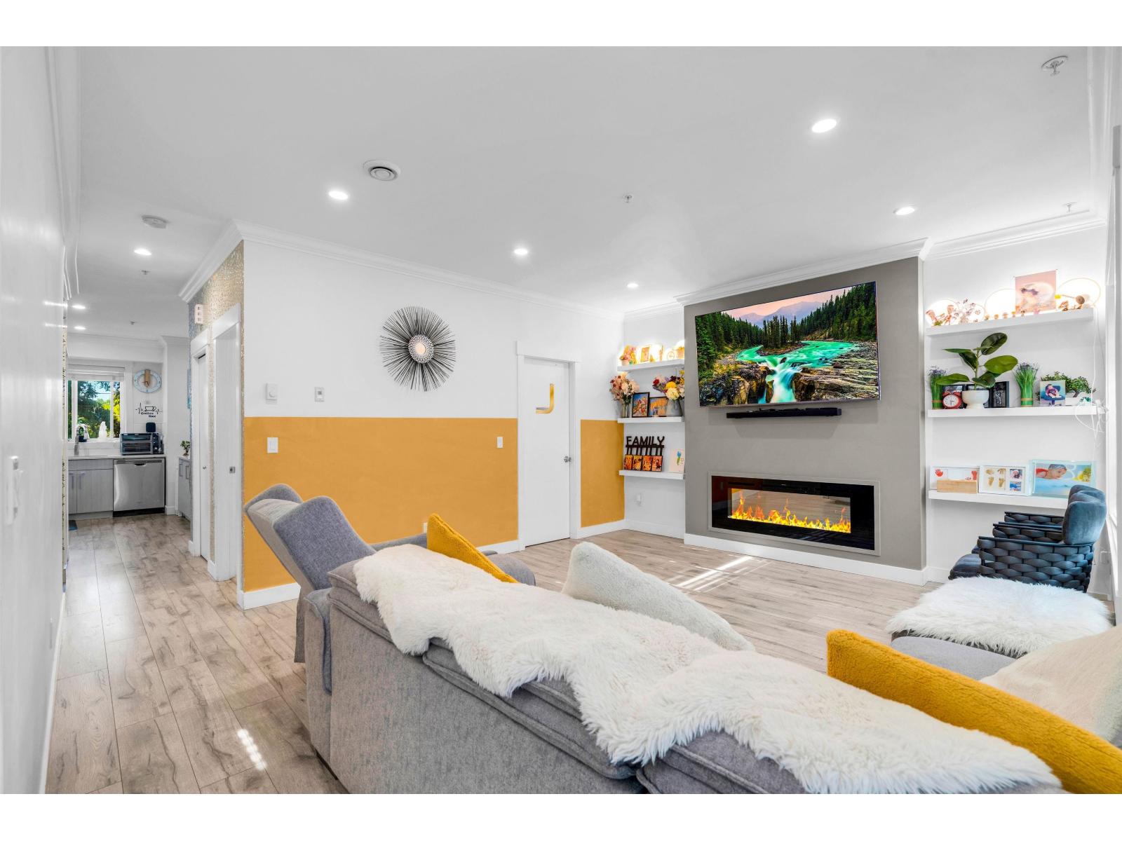 23 7247 140 Street Property Photo 3