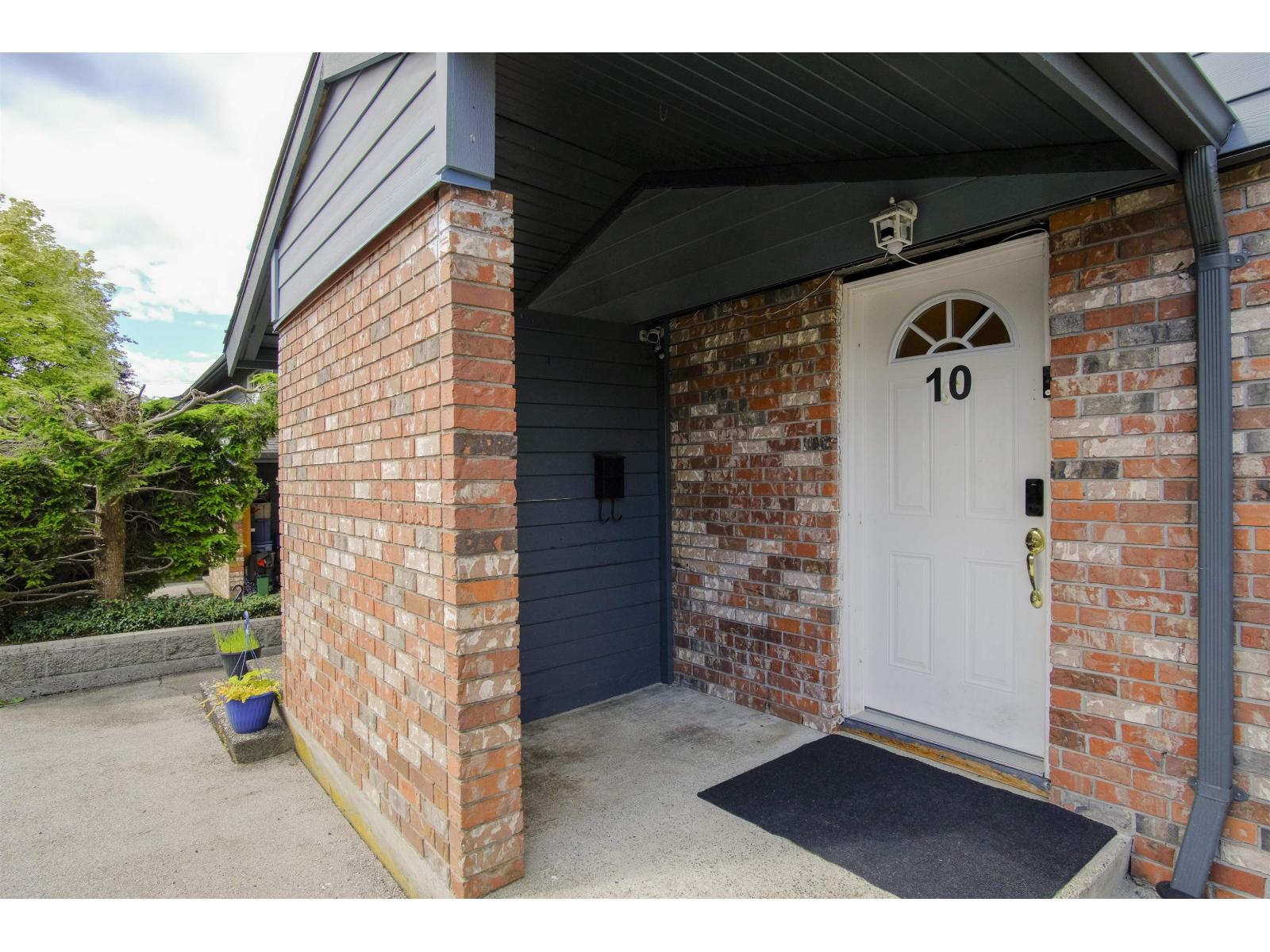 10 10736 Guildford Drive Property Photo 2