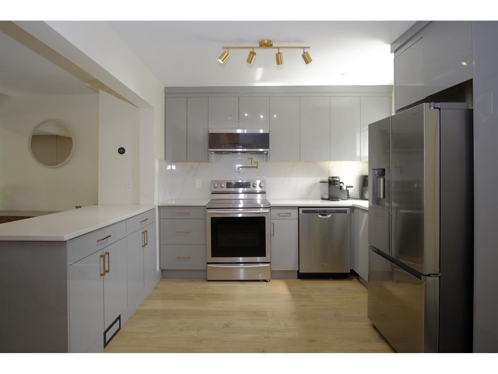 10 10736 Guildford Drive Property Photo 6