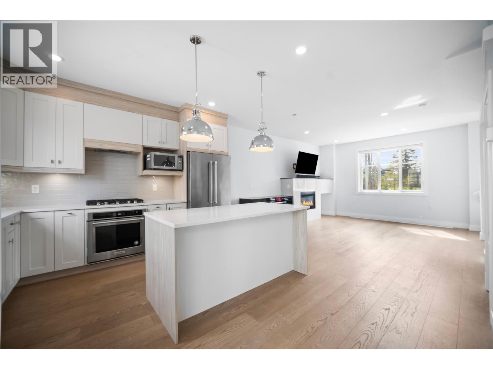 7 5377 8a Avenue Property Photo 2