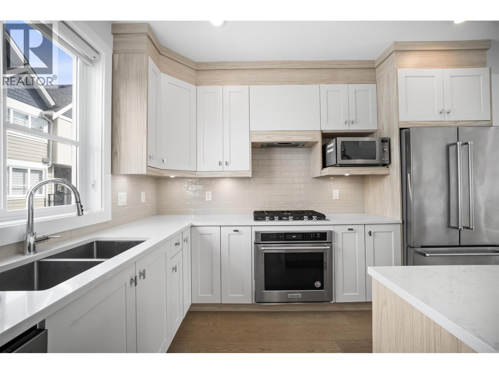7 5377 8a Avenue Property Photo 5