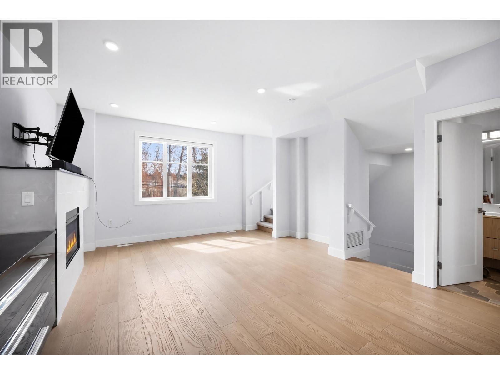 7 5377 8a Avenue Property Photo 7