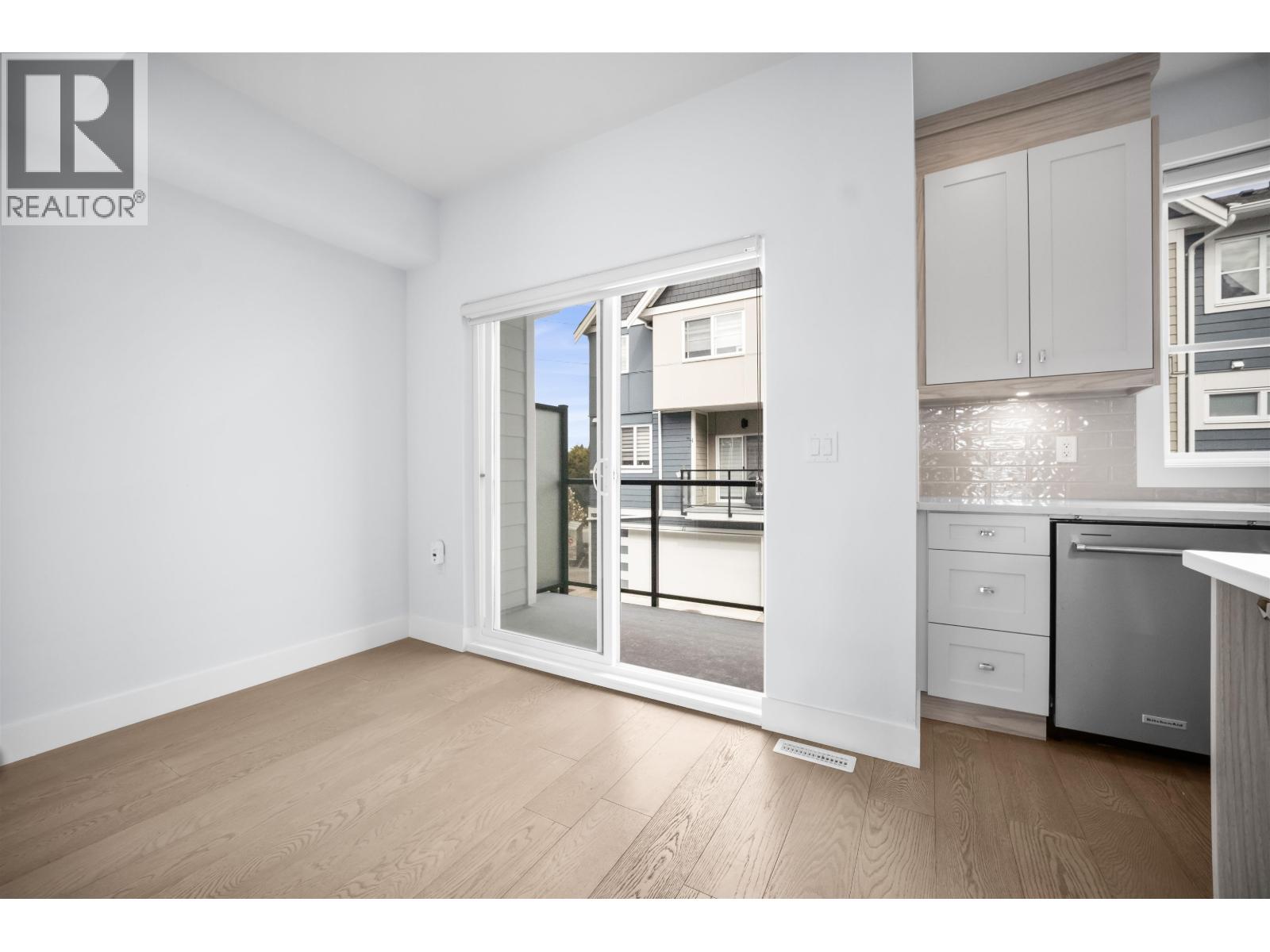7 5377 8a Avenue Property Photo 8