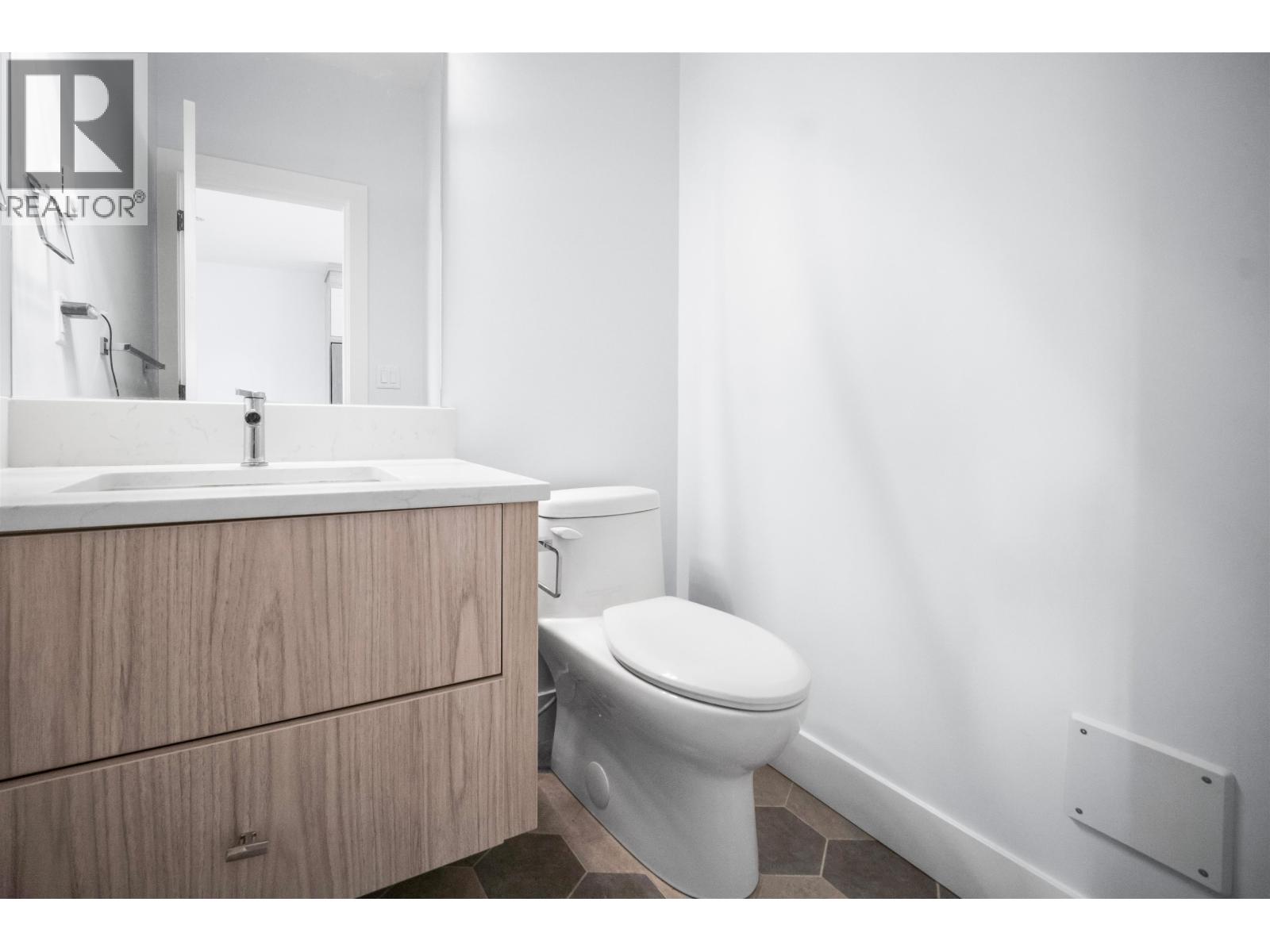 7 5377 8a Avenue Property Photo 10