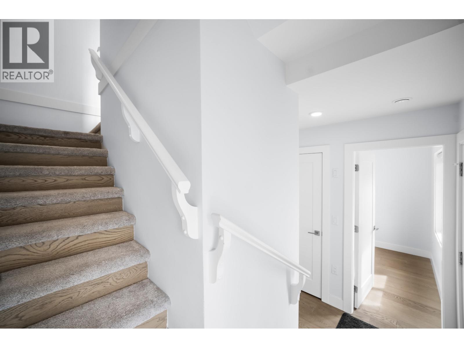 7 5377 8a Avenue Property Photo 12