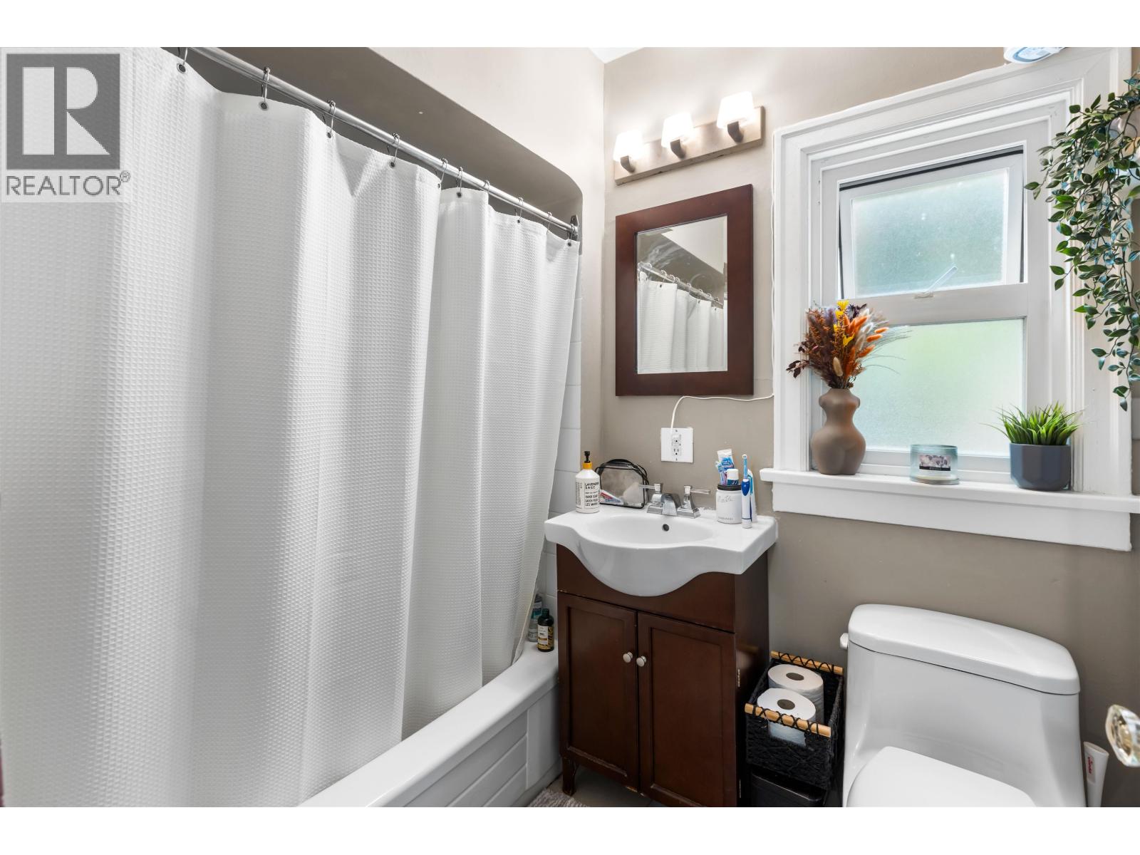 3026 Point Grey Road Property Photo 14