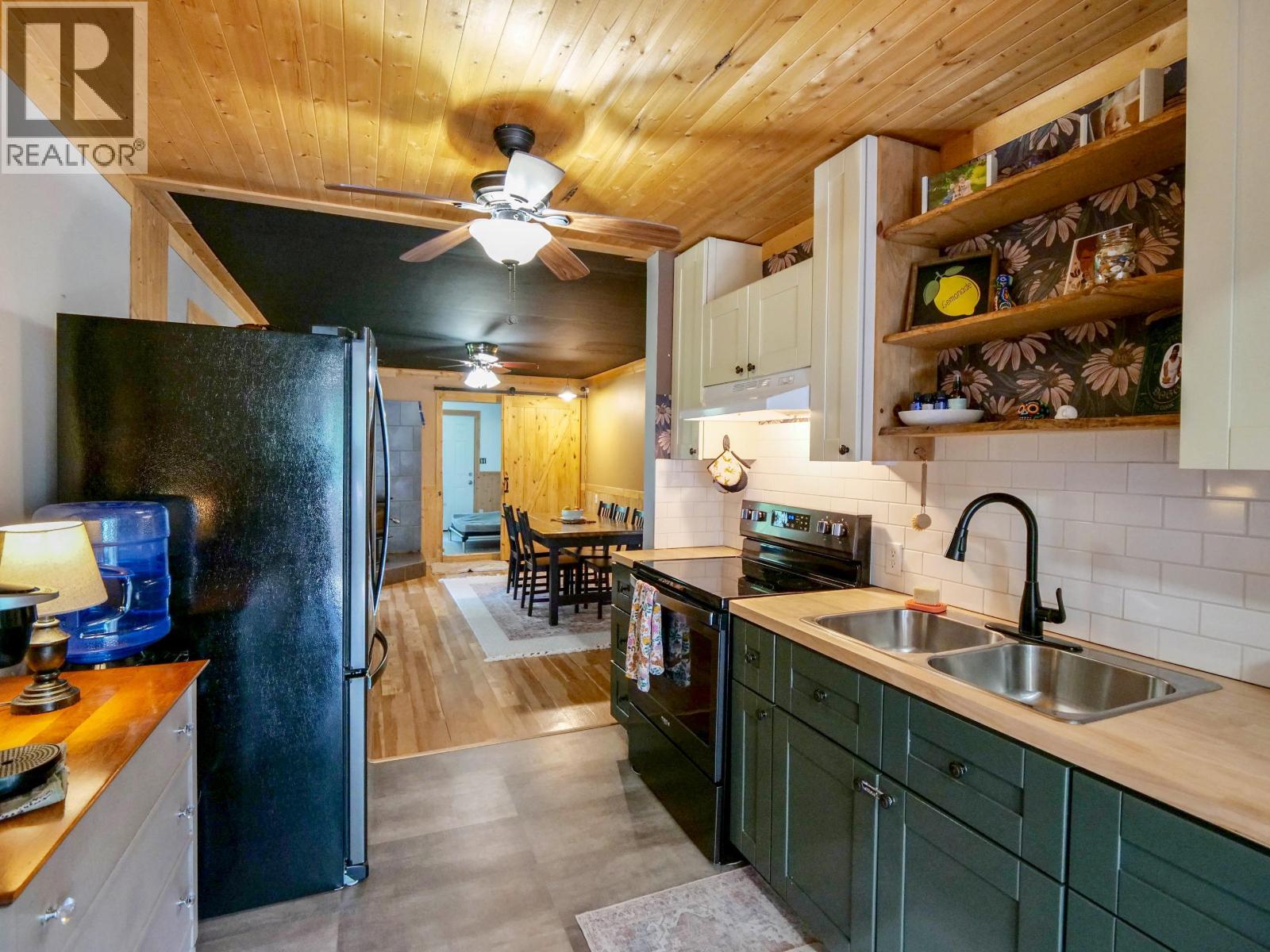 3861 Hillcrest Road Property Photo 2