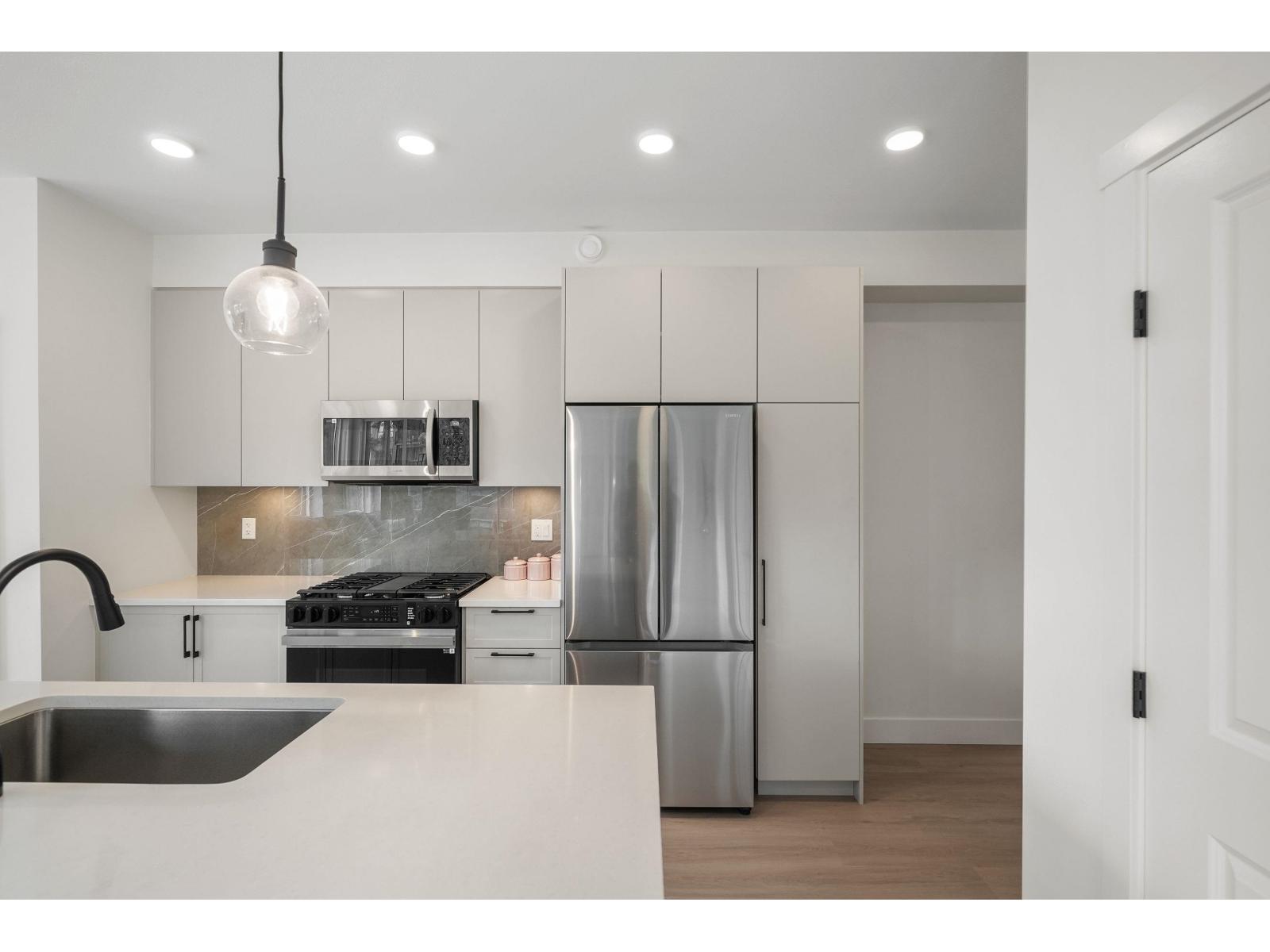 317 3528 146a Street Property Photo 5