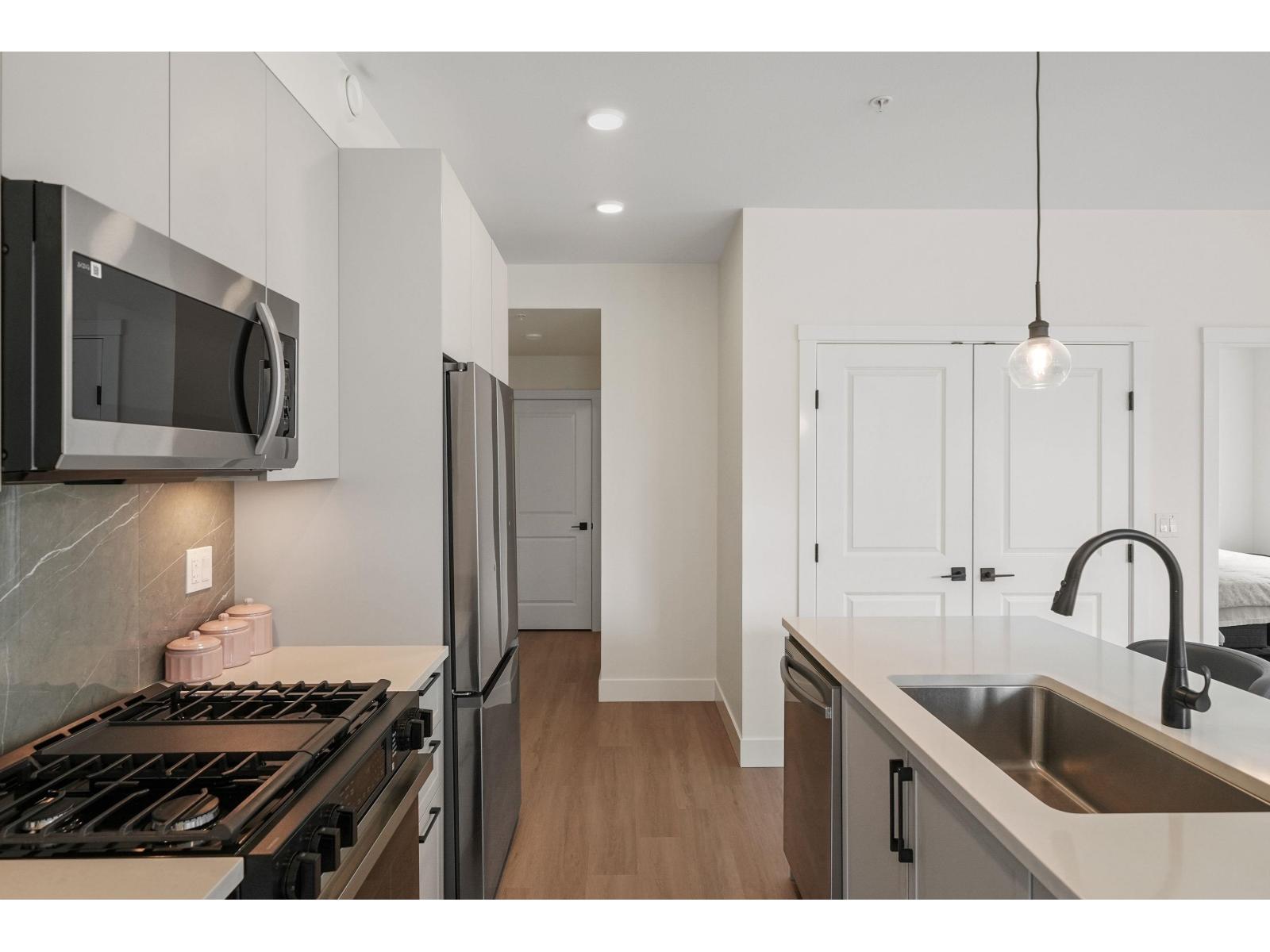 317 3528 146a Street Property Photo 6