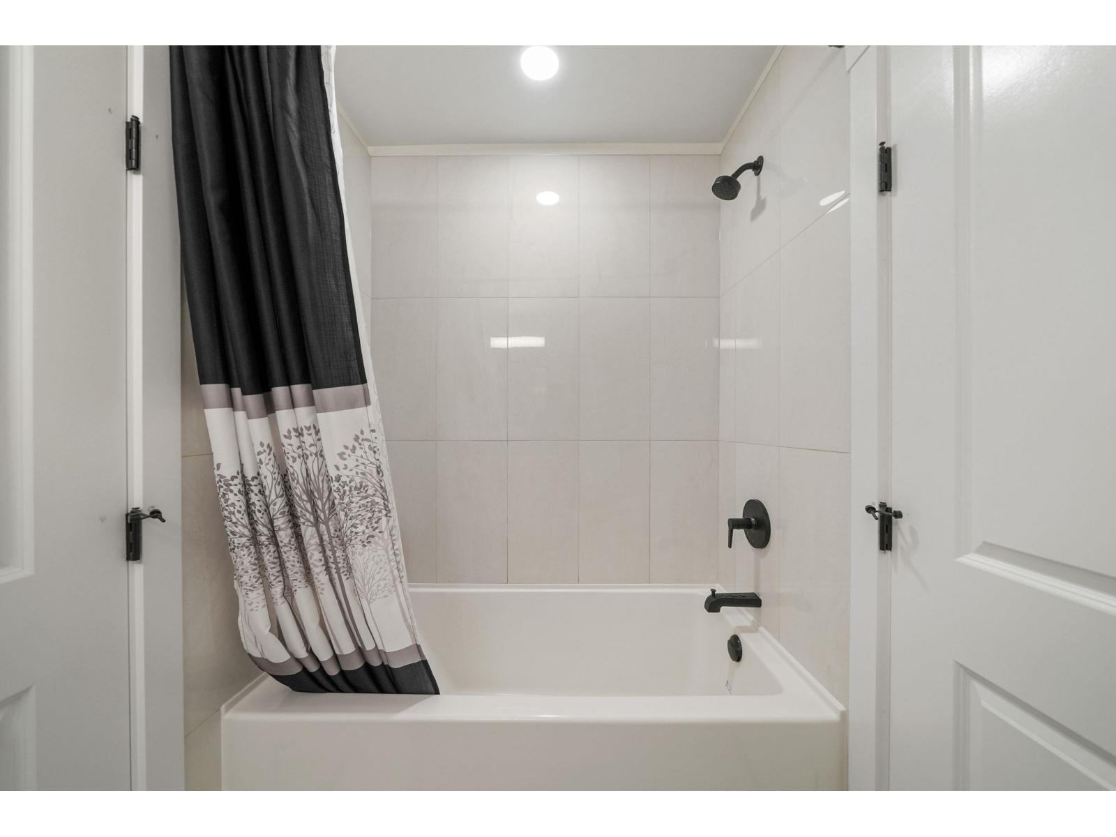 317 3528 146a Street Property Photo 14