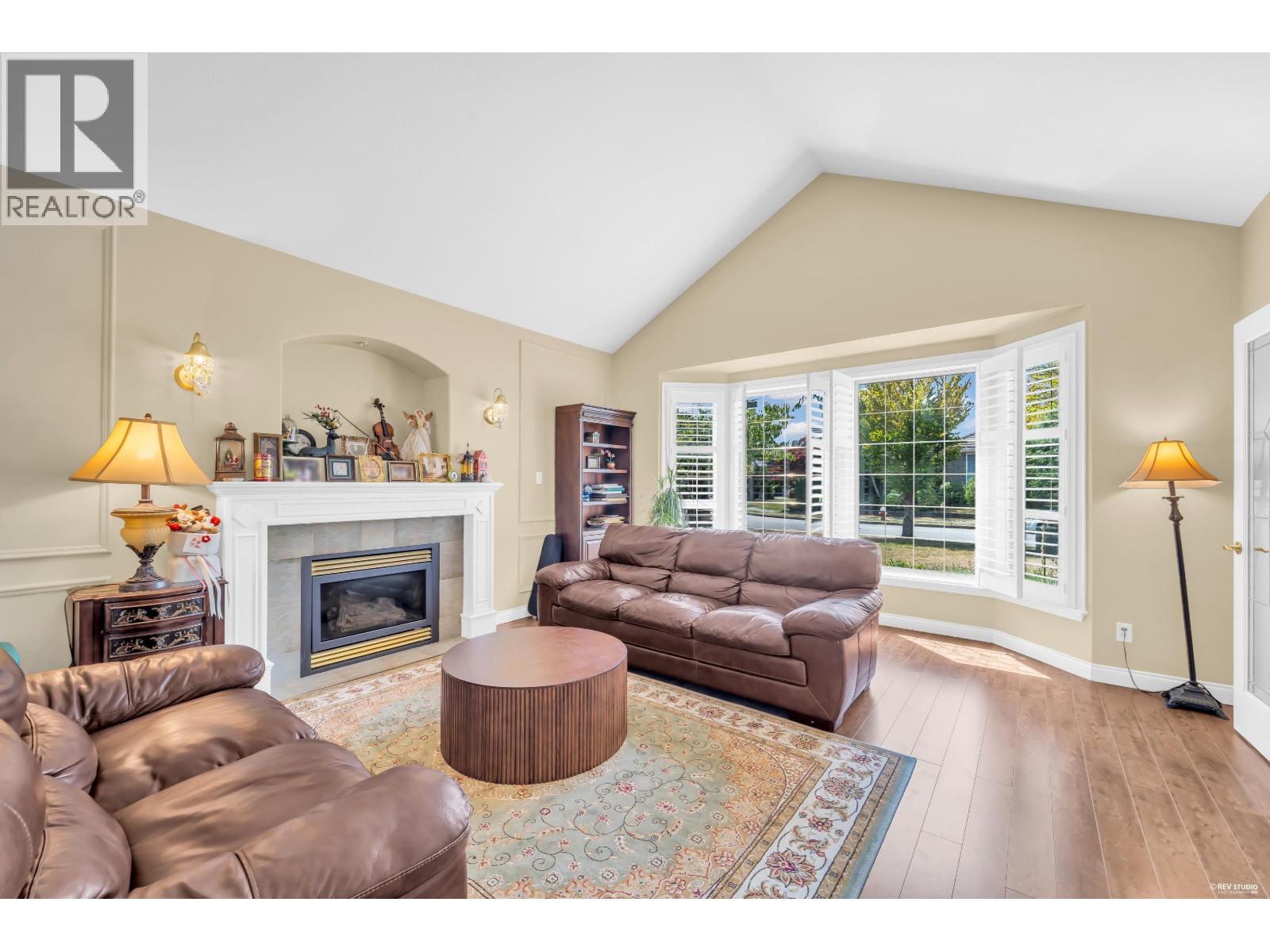 6231 Dunsmuir Crescent Property Photo 3